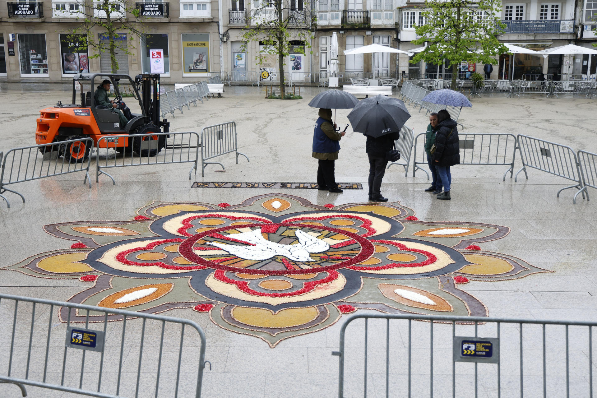 Alfombra floral en la Plaza de Armas de Ferrol realizada por personas del Corpues de Ponteáreas, tras ser suspendida la procesión del Domingo de Resurrección por las inclemencias del tiempo, este domingo en Ferrol. EFE/Kiko Delgado