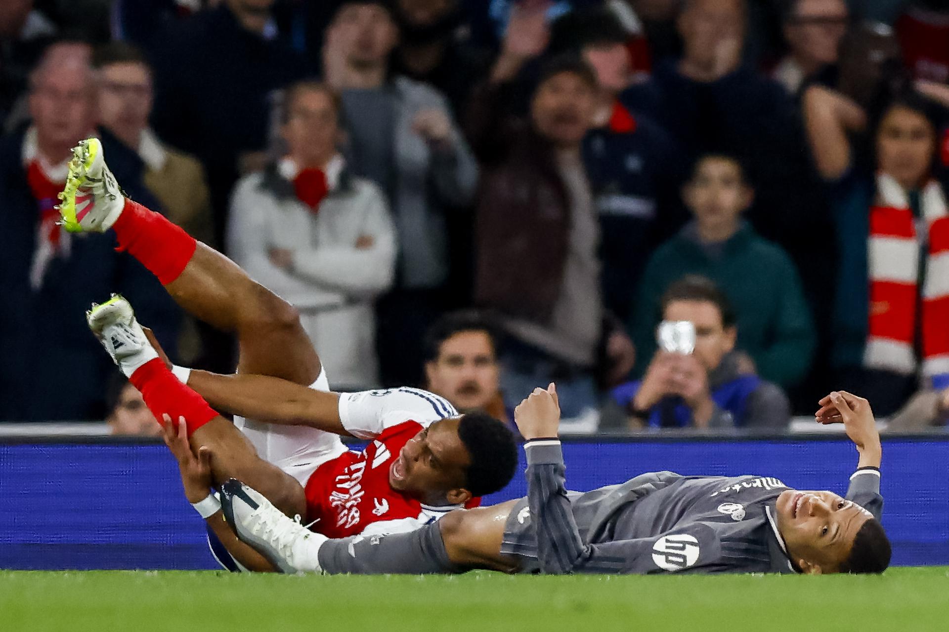 El defensa Jurrien Timber, del Arsenal (I), defiende la acción de Kylian Mbappe, del Real Madrid, durante el partido de ida de cuartos de final de la UEFA Champions League entre el Arsenal FC y el Real Madrid en Londres, Reino Unido. EFE/EPA/TOLGA AKMEN