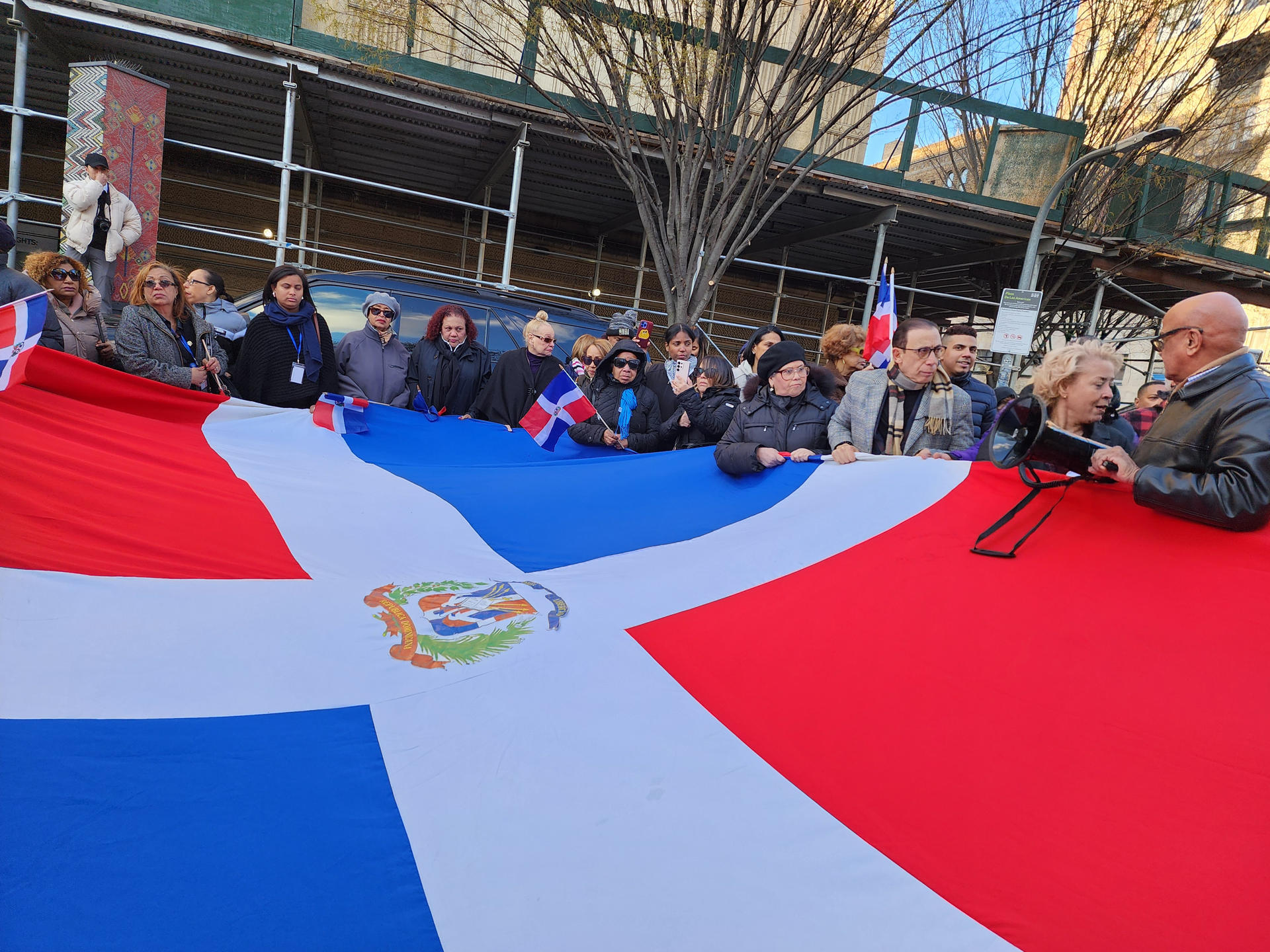 Un grupo de personas sostiene una bandera de República Dominicana durante una vigilia por las victimas del accidente en una discoteca de Santo Domingo este martes, en Nueva York (Estados Unidos). EFE/ Ruth Hernández