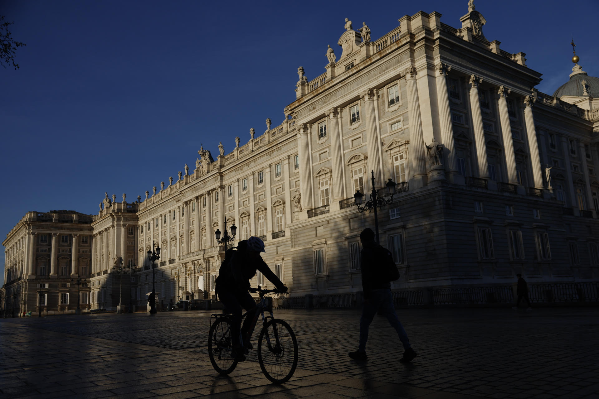 Vista del Palacio Real de Madrid, en la mañana de este miércoles. La Agencia Estatal de Meteorología (Aemet) prevé para este miércoles en la Comunidad de Madrid cielos poco nubosos o despejados y temperaturas estables que seguirán superando los 20 grados en toda la región. EFE/ Mariscal