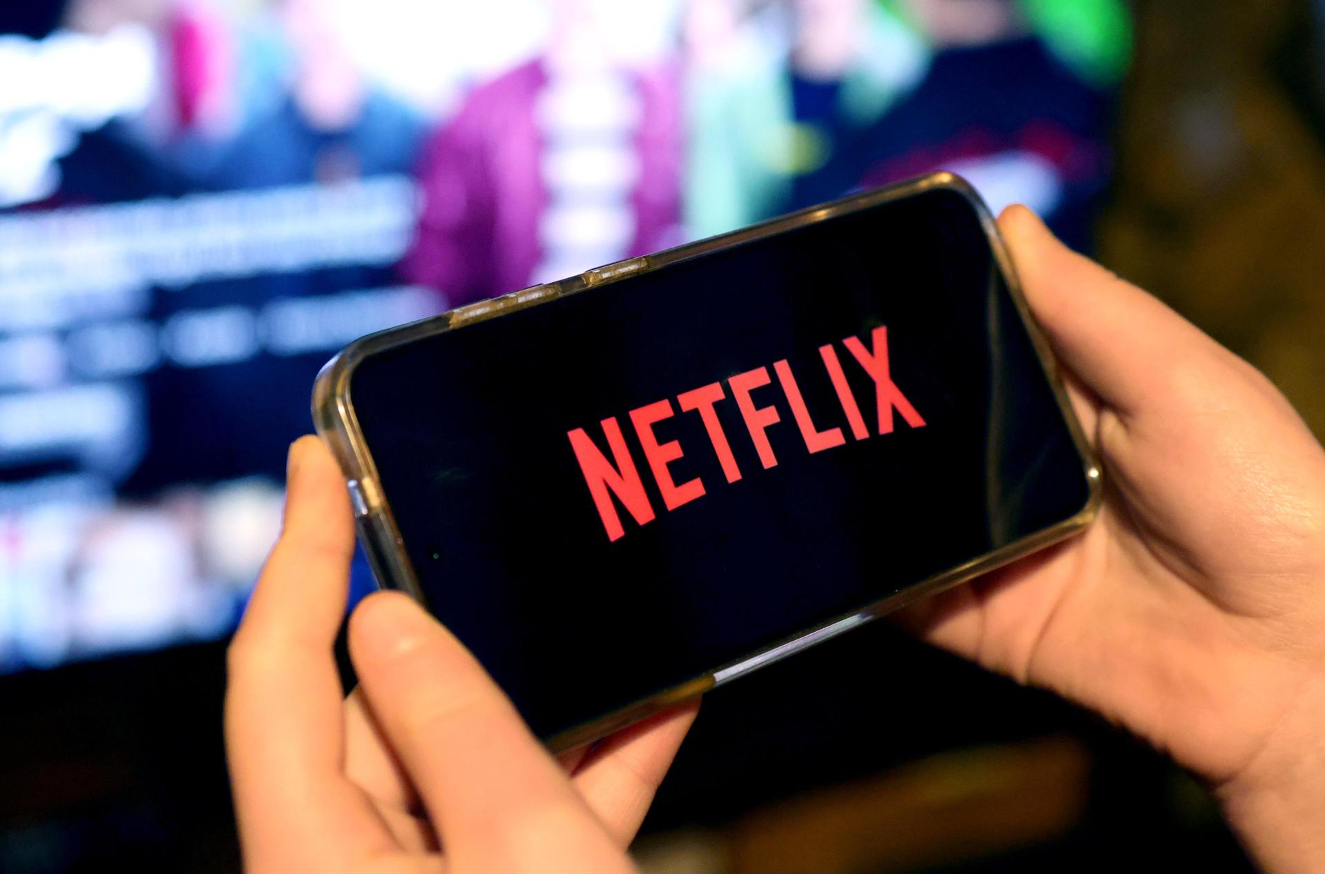 Foto de archivo que muestra el logo de Netflix en un teléfono celular. EFE/EPA/NEIL HALL