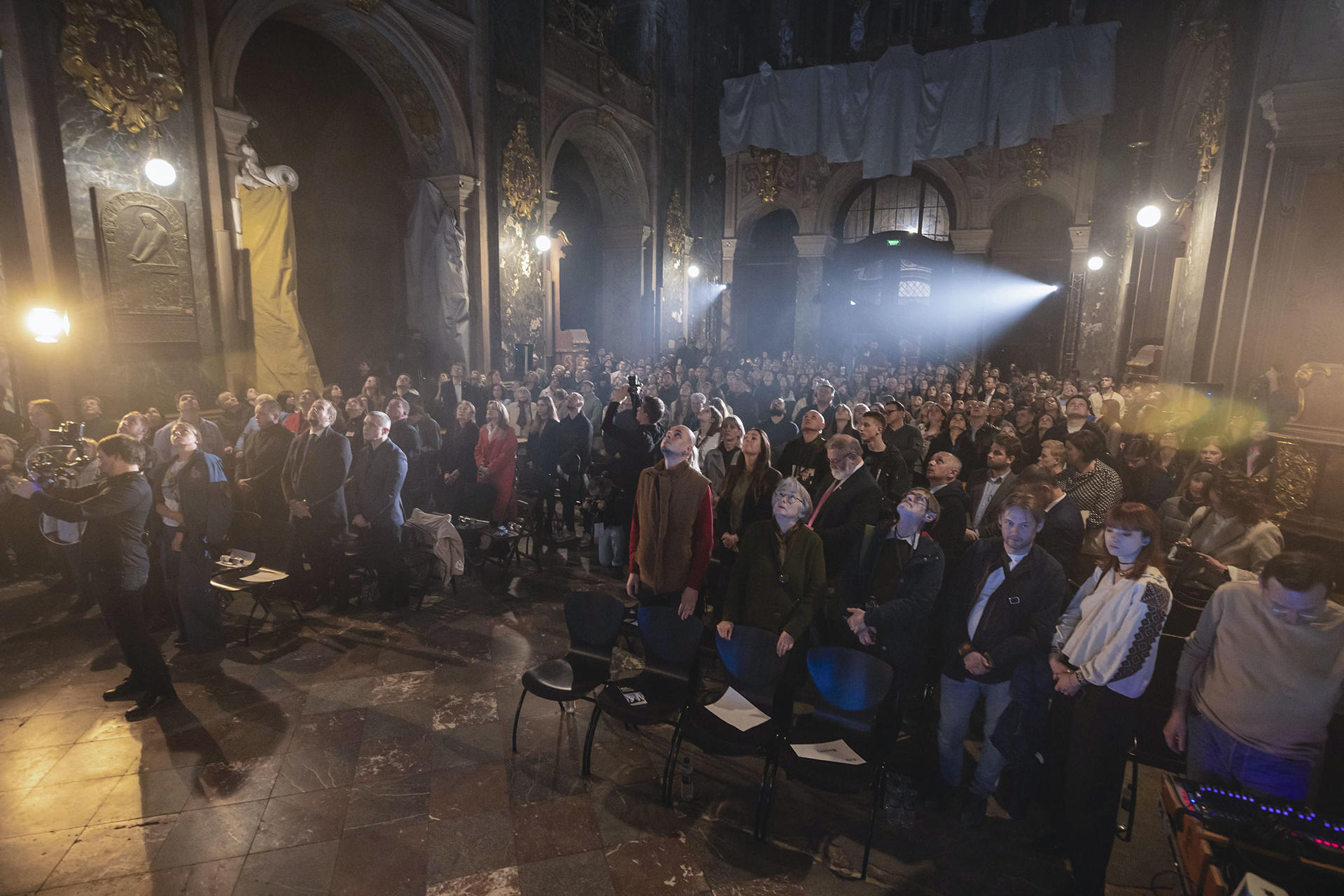 En la histórica Iglesia de la Guarnición de Leópolis (Ucrania), doce artistas ucranianos acompañados por una orquesta sinfónica ofrecen un concierto que mezcla música, luz y tradición para honrar a los caídos en la guerra contra Rusia, en un reflejo de la nueva cultura del recuerdo que se está forjando en Ucrania para celebrar el legado de las víctimas en vez de dar protagonismo únicamente al dolor. EFE/ Rostyslav Averchuk