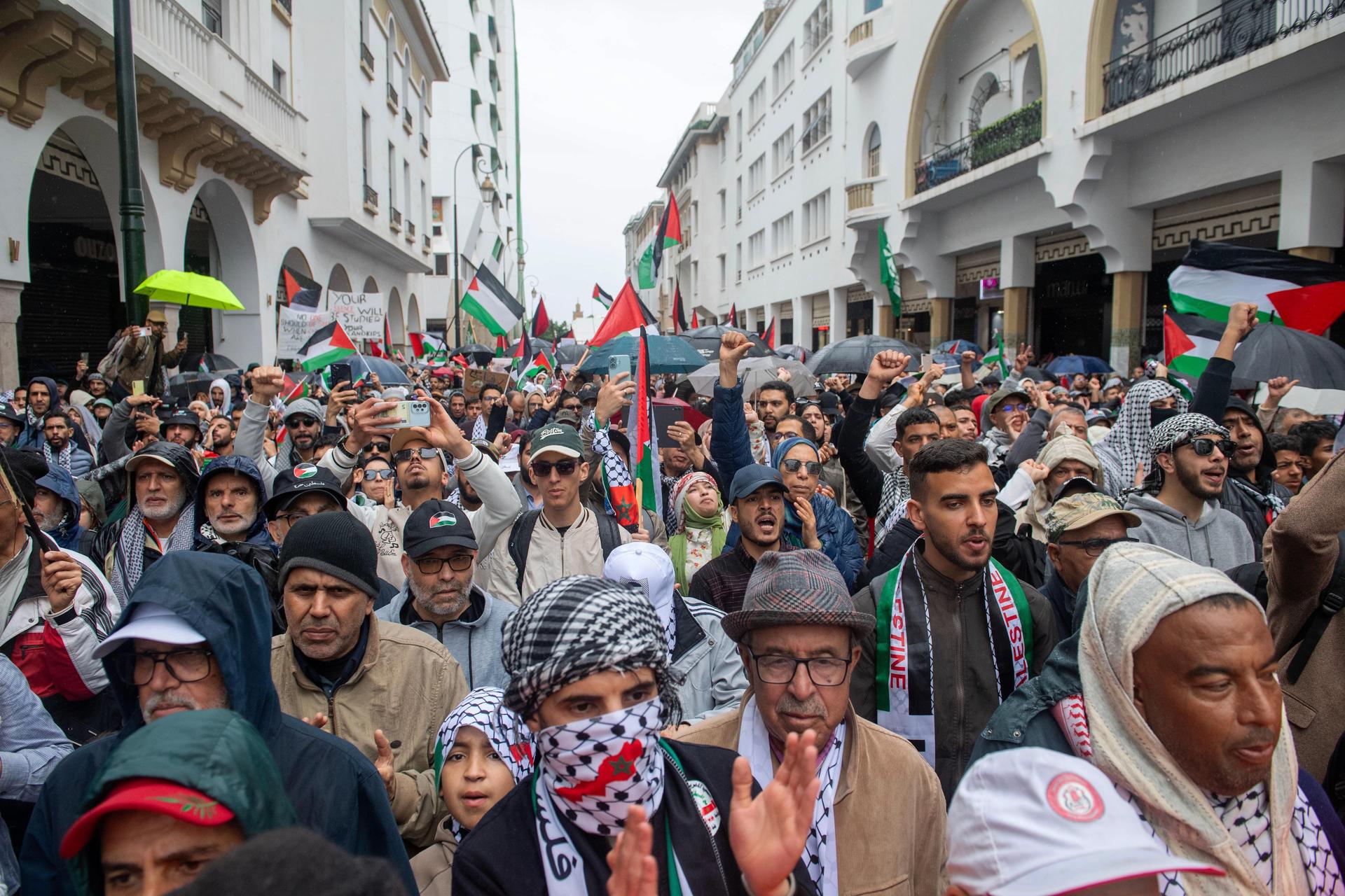 Manifestación en Rabat contra los ataques de Israel en Gaza. EFE/EPA/JALAL MORCHIDI