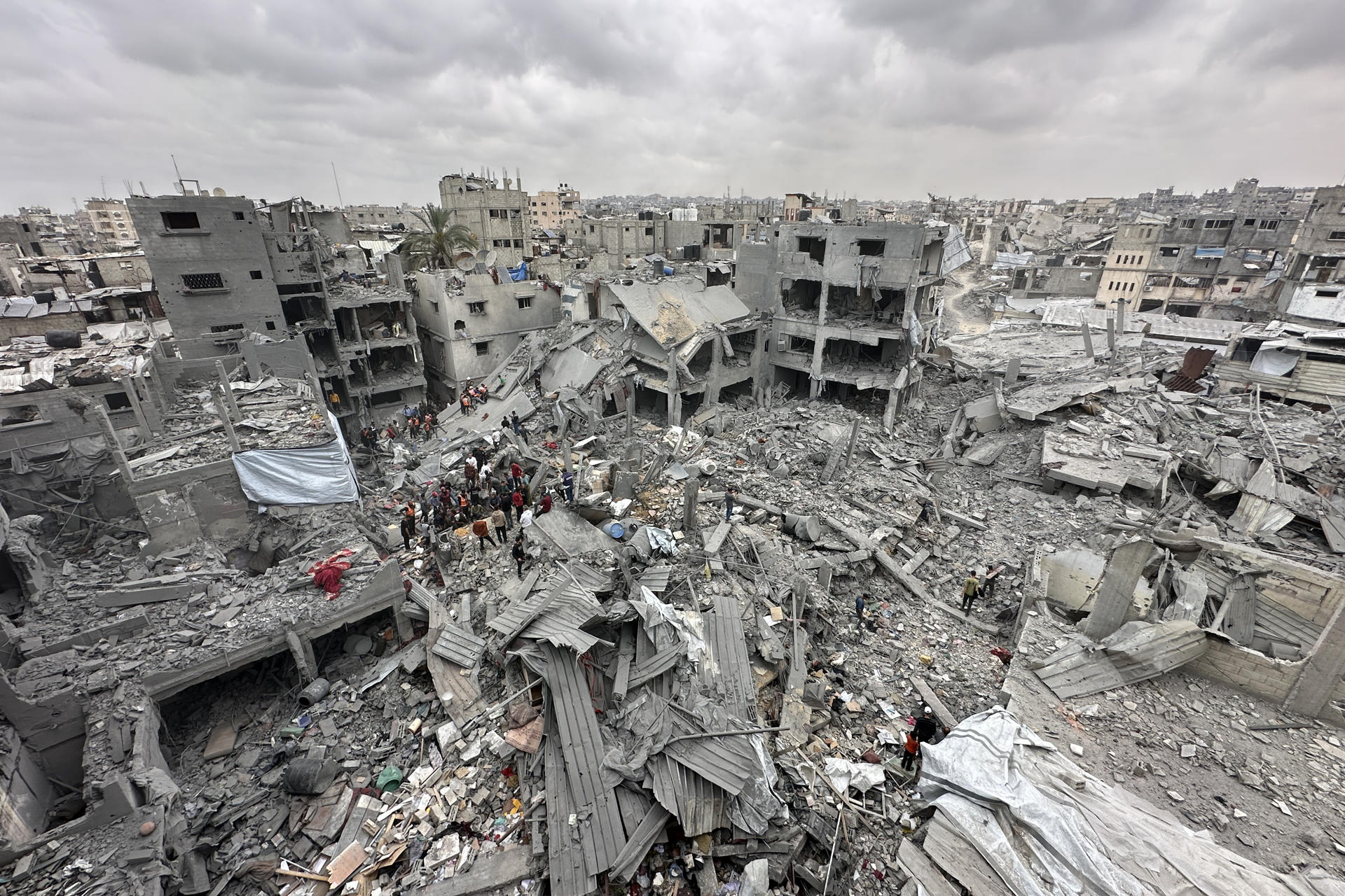 Al menos 23 personas murieron, entre ellos ocho mujeres y ocho niños, en el bombardeo de un avión israelí contra un bloque de viviendas en el barrio de Shujaiya, este de la norteña ciudad de Gaza, confirmaron a EFE fuentes médicas del hospital Al Ahli. Unas hora antes, el Ministerio de Sanidad gazatí había ya confirmado 15 muertos y al menos 40 heridos, pero numerosos cuerpos seguían sepultados bajo los escombros. El portavoz de la Defensa Civil, Mahmud Basal, dijo en su canal de Telegram que el ataque estuvo dirigido contra un edificio de viviendas cerca de la mezquita Al Hawashi y que sus equipos seguían buscando heridos.  EFE/ Ahmad Awad