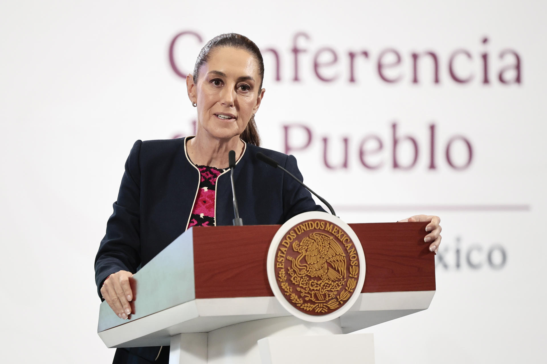 La presidenta de México, Claudia Sheinbaum, habla en una rueda de prensa este martes, en el Palacio Nacional, en Ciudad de México (México). EFE/José Méndez