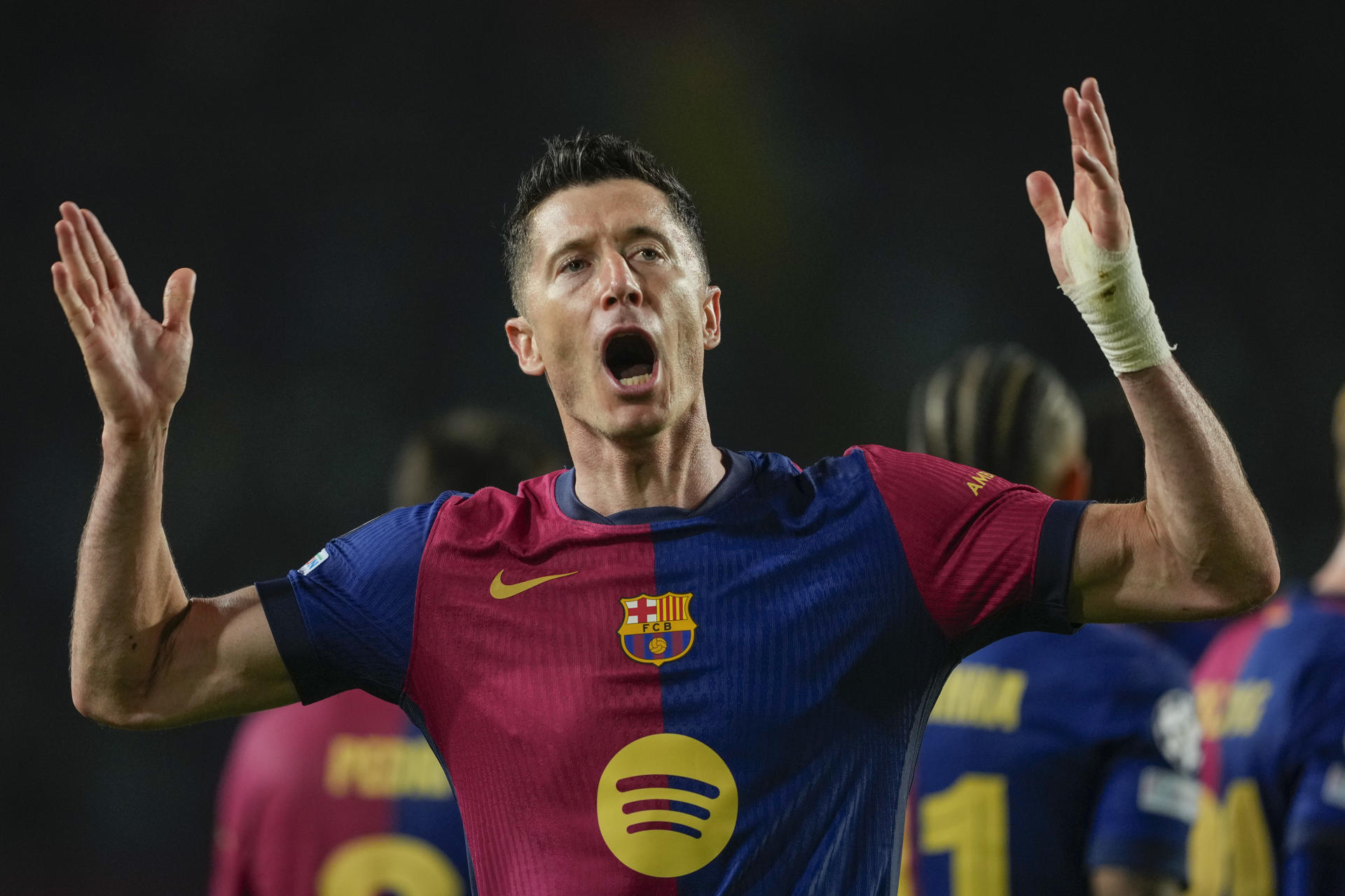 El delantero polaco del FC Barcelona, Robert Lewandowski, tras conseguir el tercer gol de su equipo durante el encuentro correspondiente a la ida de los cuartos de final de la Liga de Campeones que disputaron FC Barcelona y Borussia Dortmund en el Estadio Olímpico de Montjuic, en Barcelona. EFE / Alejandro García.