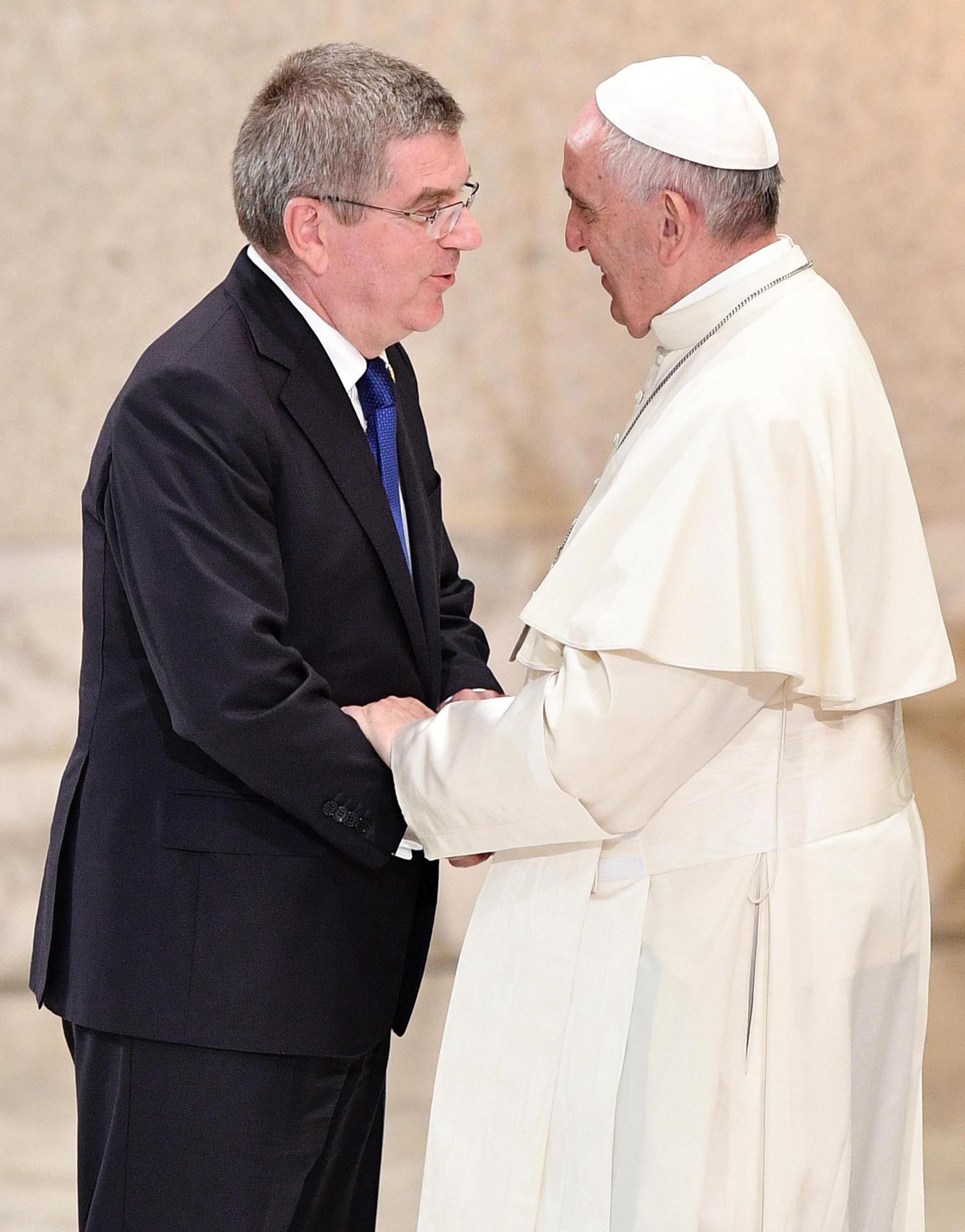 Foto de archivo (5-10-2016) del papa Francisco junto al presidente del presidente del Comité Olímpico Internacional, Thomas Bach. EFE/Ettore Ferrari