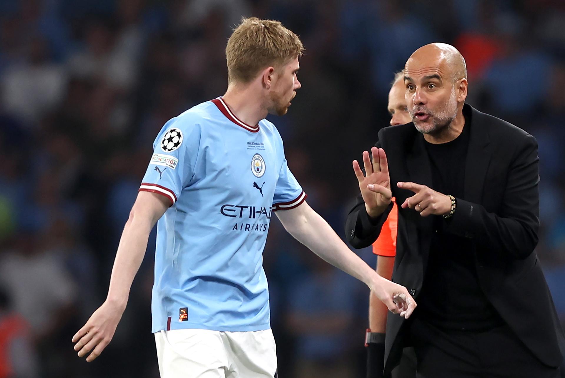 Pep Guardiola, técnico del Manchester City, dejó en el aire la posible participación de Kevin de Bruyne, que anunció este viernes su salida del Manchester City, y aseguró que depende del belga. EFE/TOLGA BOZOGLU