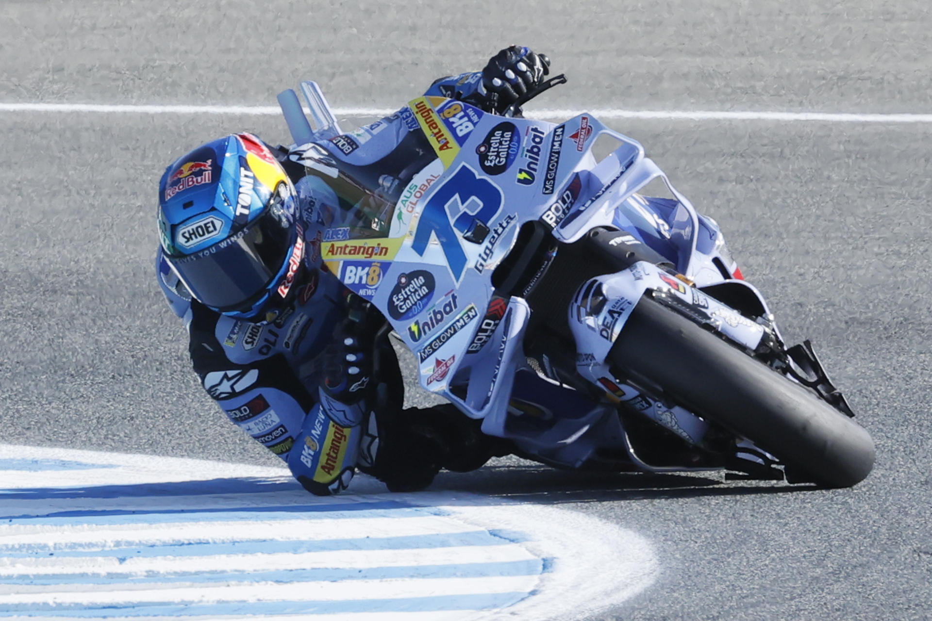 El piloto español de MotoGP Álex Márquez, del equipo BK8 Gresini Racing MotoGP, durante la primera ronda de clasificación de su categoría para el Gran Premio de España de Motociclismo en el Circuito de Jerez-Ángel Nieto de Jerez. EFE/José Manuel Vidal