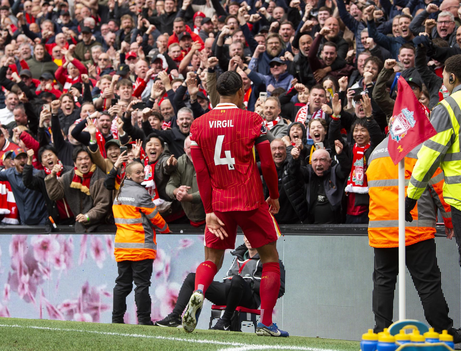 Van Dijk celebra un gol en el último partido en Anfield EFE/EPA/PETER POWELL.