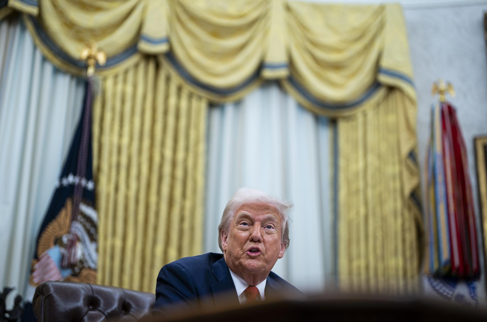 El presidente de Estados Unidos, Donald Trump, en la Oficina Oval. EFE/ALEXANDER DRAGO
