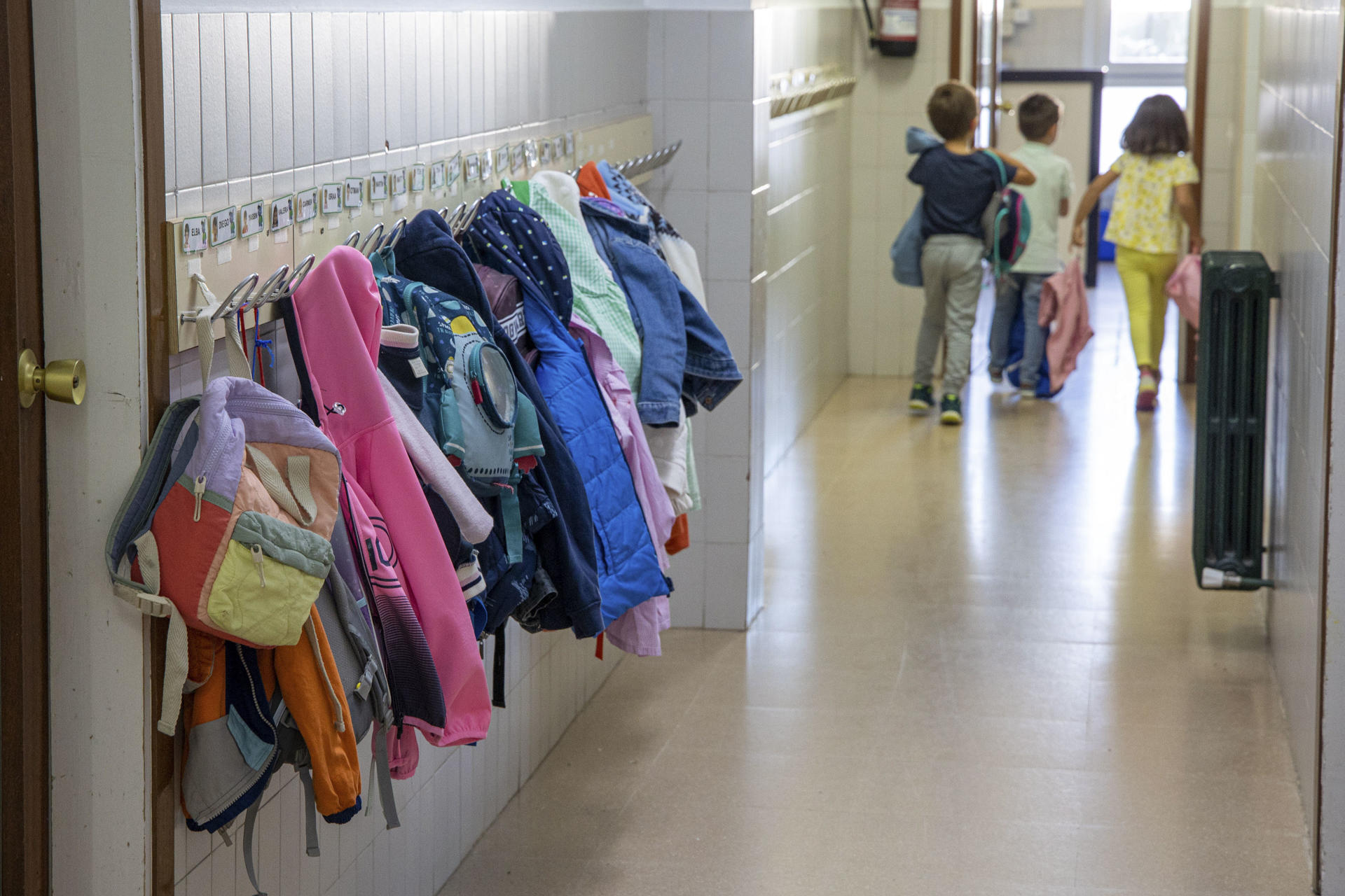 Imagen de archivo de niños entrando en un Centro de Educación Infantil y Primaria en Logroño.-EFE/ Raquel Manzanares