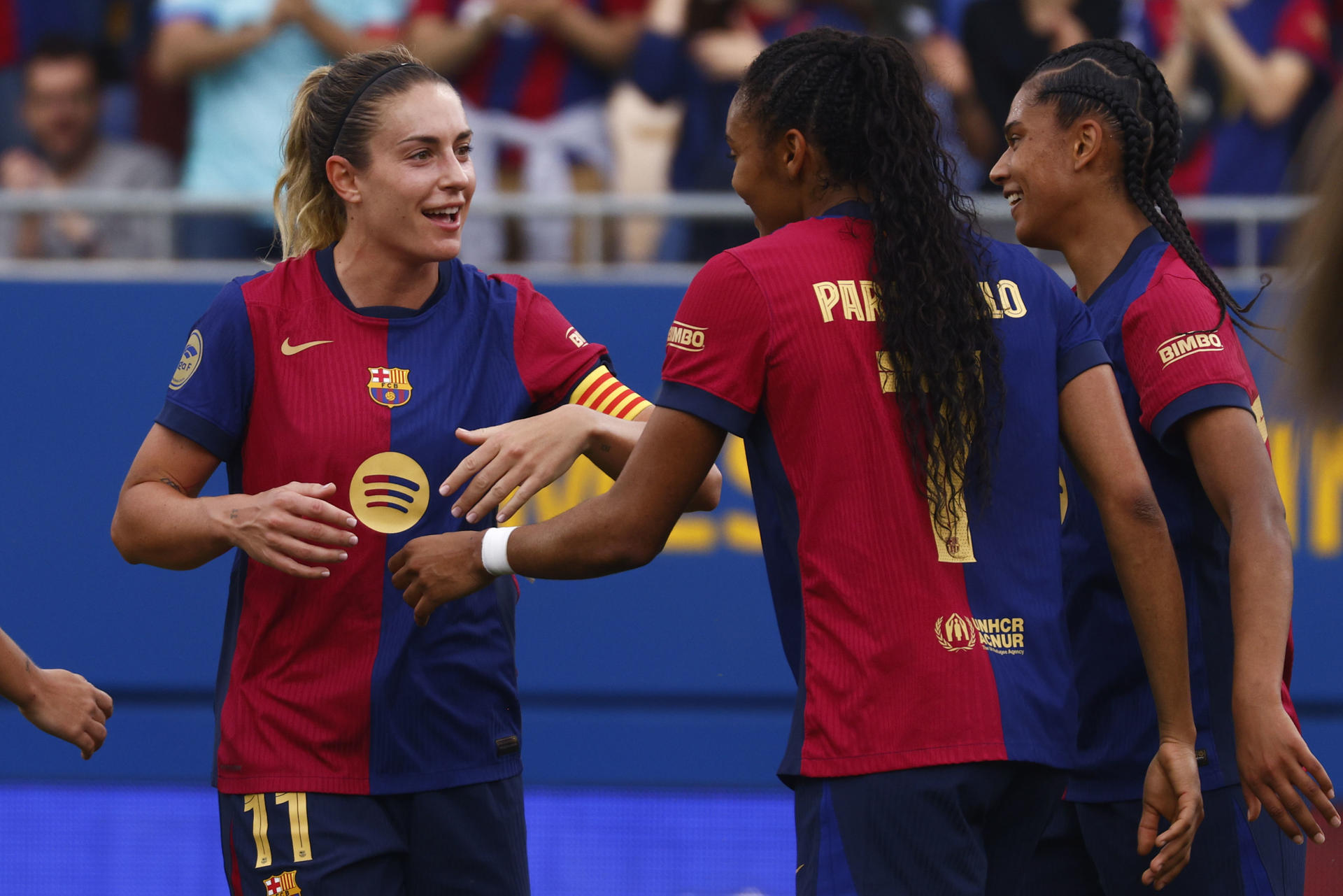 La centrocampista del FC Barcelona Alexia Putellas (i) celebra el gol de la delantera del Fc Barcelona Salma Paralluelo (2d) durante el encuentro correspondiente a la jornada 25 de la Liga F entre FC Barcelona y el Atlético de Madrid en el estadio Johan Cruyff de la localidad barcelonesa de Sant Joan Despi, este domingo. EFE/Quique García