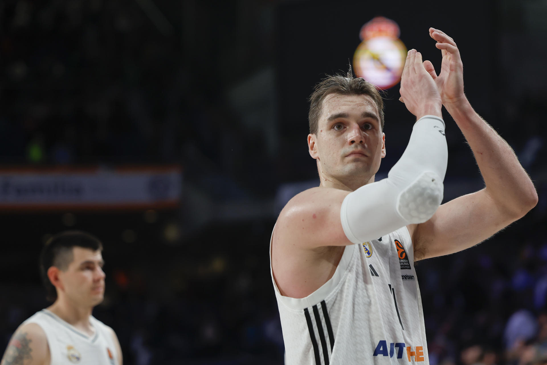 El alero croata del Real Madrid, Mario Hezonja, a la finalización del partido del play in de la Euroliga que Real Madrid y París Basketball disputarons en el Movistar Arena. EFE/ Mariscal