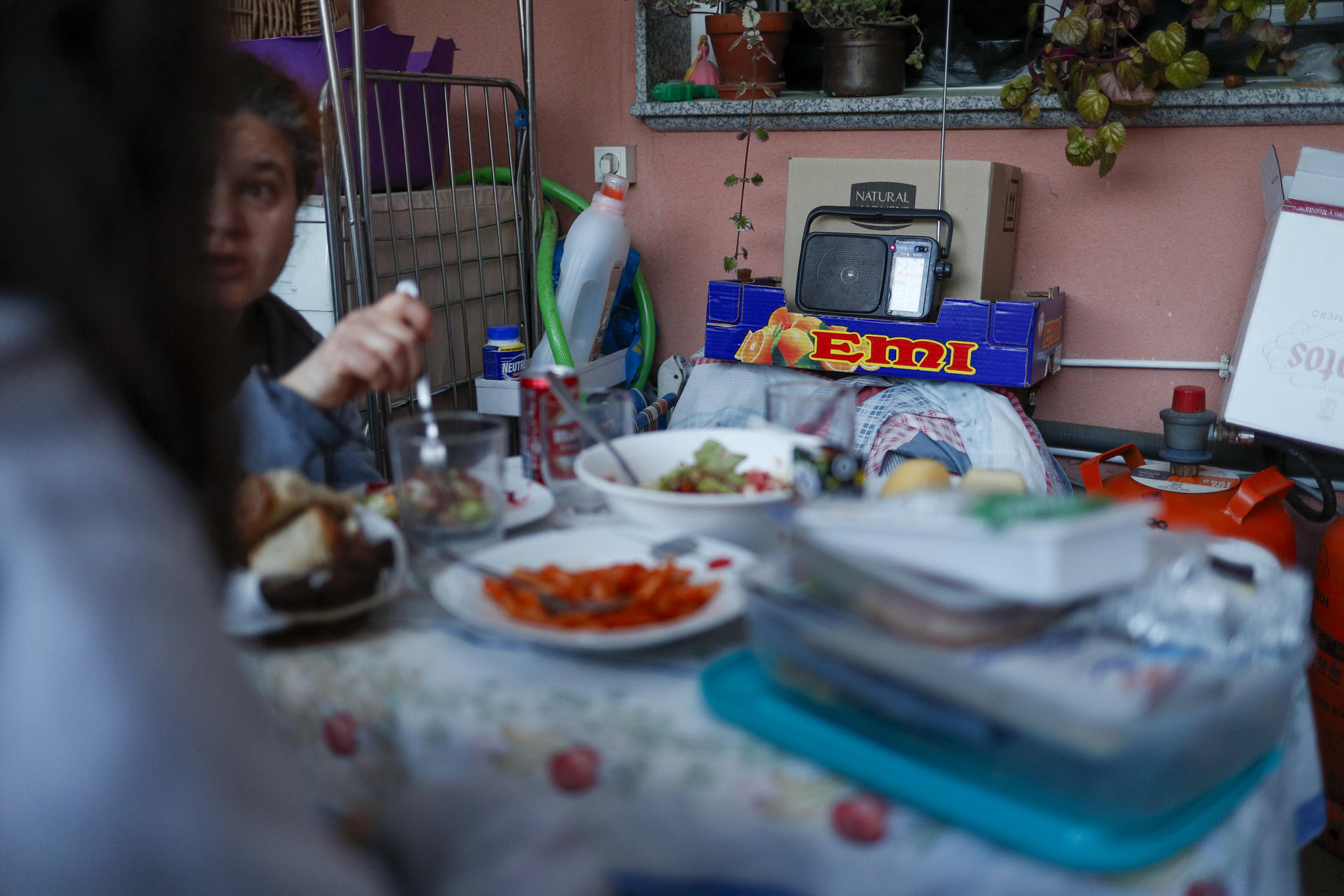 Una familia cena ayer al sur de Lugo, sin luz, solo con velas y una radio. EFE/EliseoTrigo