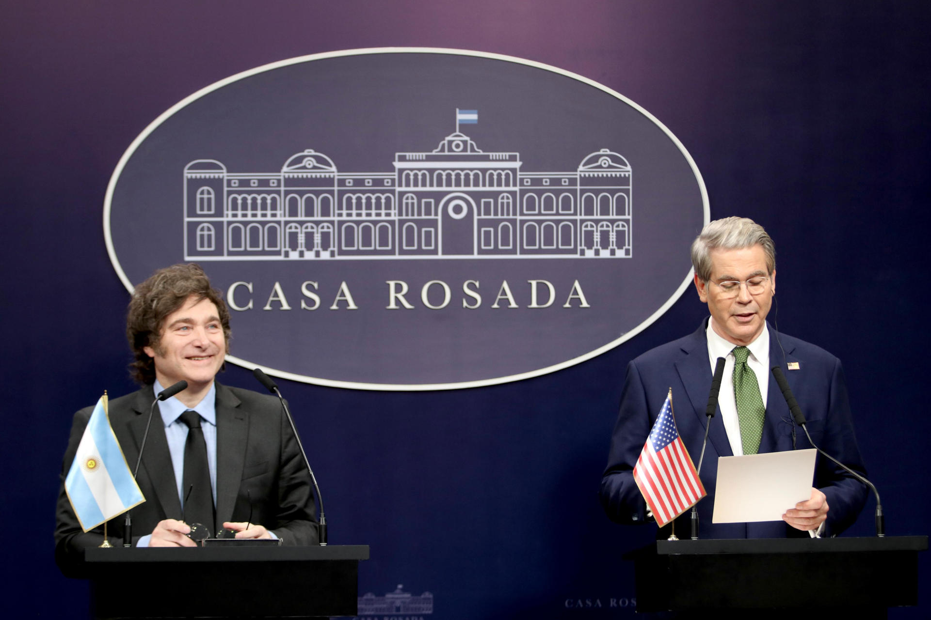 Fotografía cedida por la presidencia de Argentina del mandatario, Javier Milei (i), y el secretario del Tesoro de EE.UU., Scott Bessent (d), durante una declaración conjunta este lunes, en la Casa Rosada en Buenos Aires (Argentina). EFE/ Presidencia de Argentina