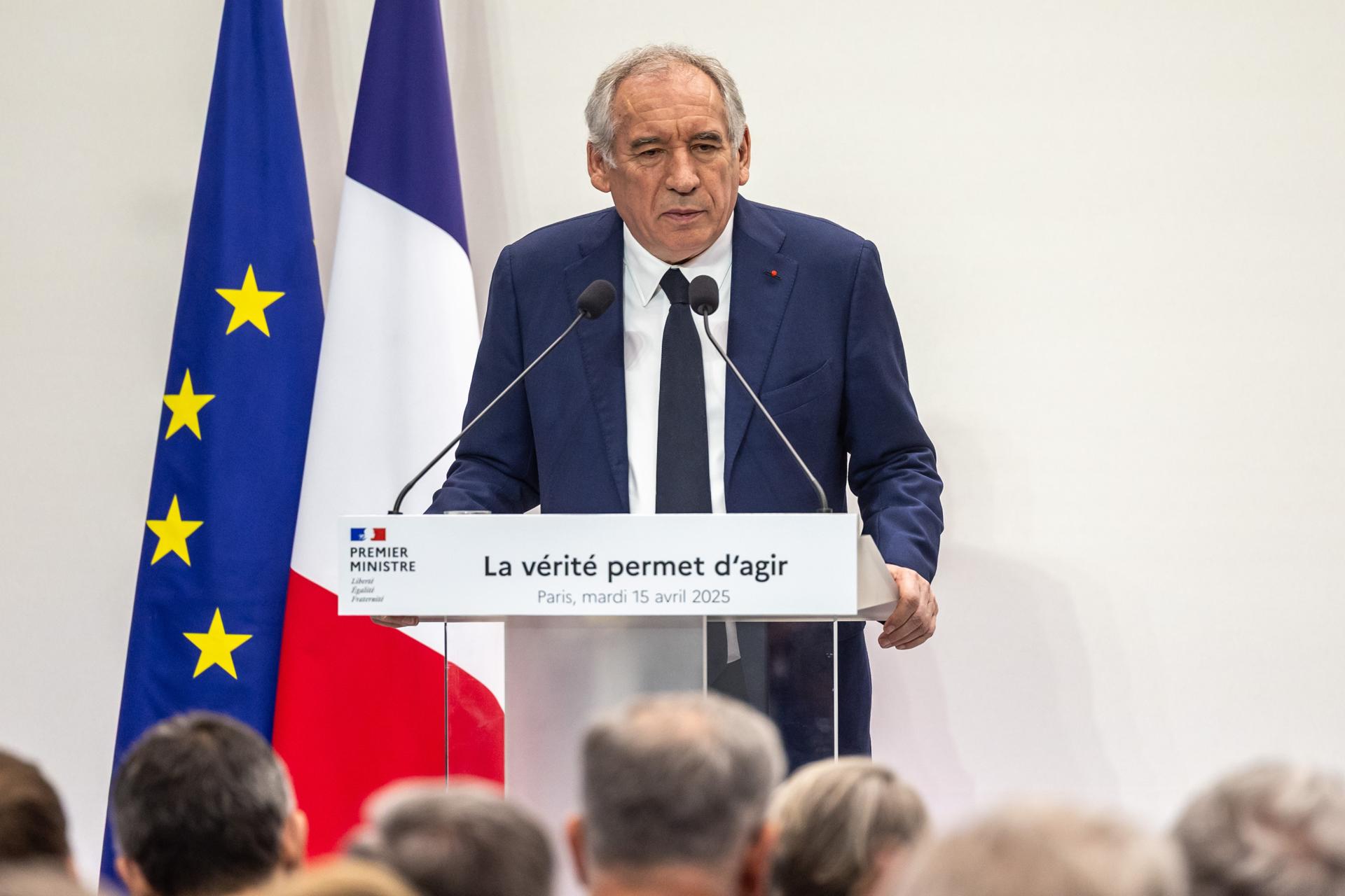 El primer ministro francés, François Bayrou, habla durante una conferencia de prensa para presentar las directrices presupuestarias en París, Francia, el 15 de abril de 2025. (Francia) EFE/EPA/CHRISTOPHE PETIT TESSON