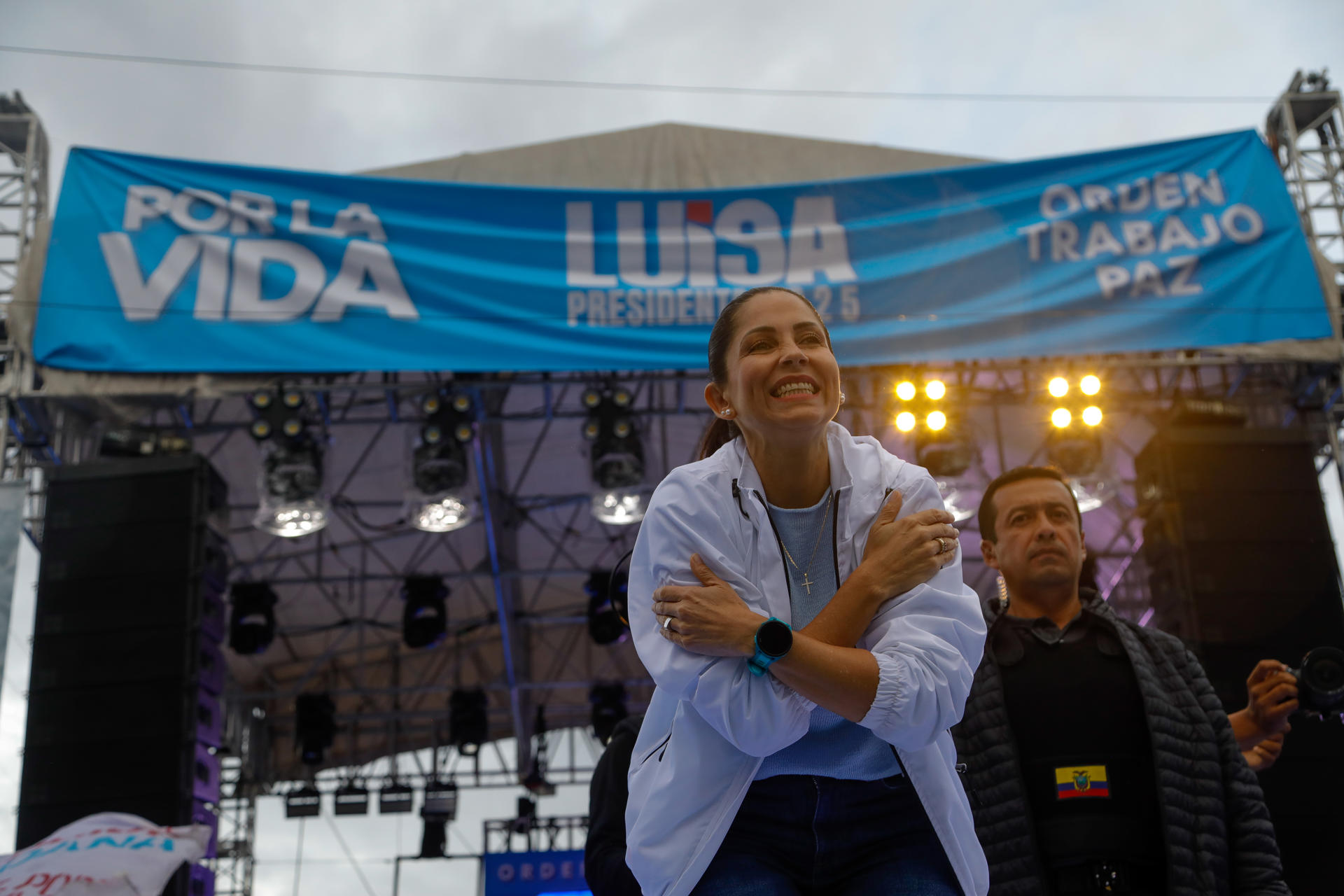 La candidata a la presidencia Luisa González reacciona durante el evento de cierre de campaña este miércoles en Quito (Ecuador). EFE/Santiago Fernández