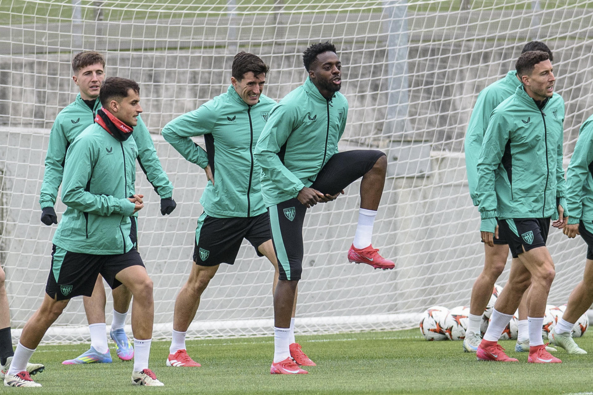 El delantero del Athletic de Bilbao Iñaki Williams (c), que terminó el último encuentro con molestias, ha realizado ejercicios con el grupo durante el entrenamiento celebrado este miércoles en Lezama previo al partido de la Liga Europa que Athletic Club y el Glasgow Rangers disputarán mañana en el estadio de San Mamés. EFE/Javier Zorrilla