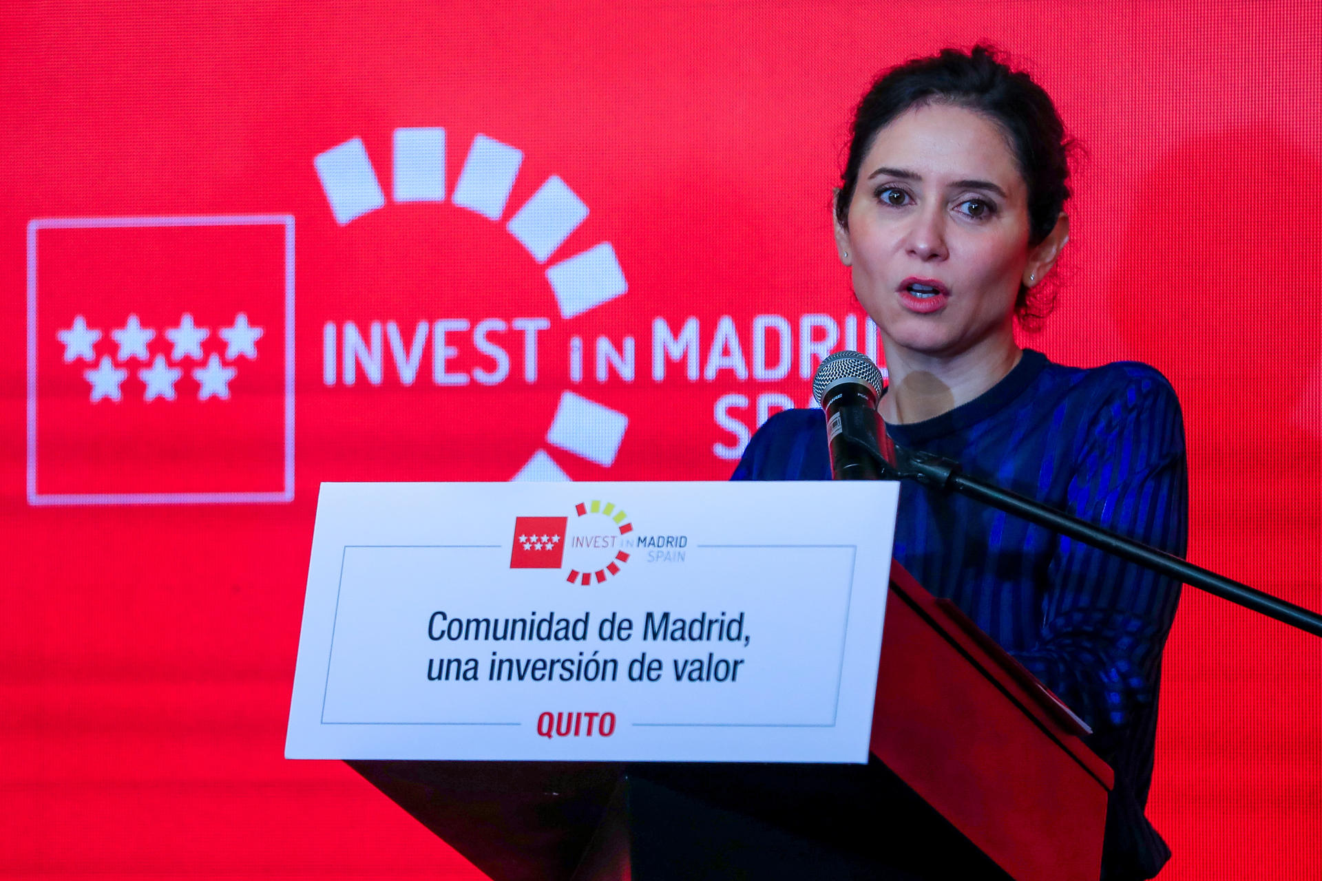 La presidenta de la Comunidad de Madrid, Isabel Díaz Ayuso, habla durante un encuentro con empresarios y ejecutivos convocado por Invest in Madrid este jueves, en la ciudad de Quito (Ecuador). EFE/ José Jacome