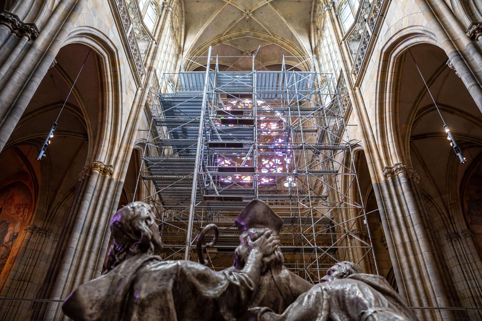 Trabajadores levantan el andamio para la instalación de un nuevo órgano en la Catedral de San Vito en el Castillo de Praga, en Praga, República Checa, 07 de abril de 2025. El nuevo órgano fue construido en El Papiol, España, en el taller del renombrado organista mundial Gerhard Grenzing. (República Checa, España, Praga) EFE/EPA/MARTIN DIVISEK