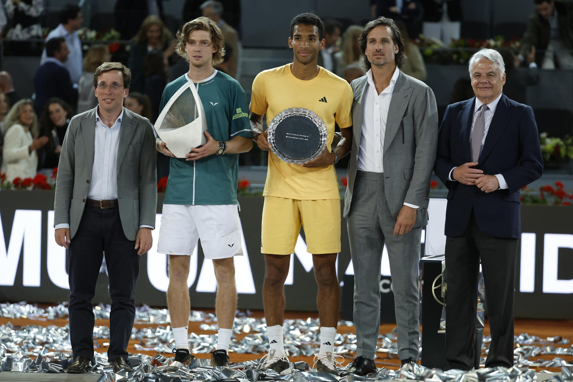 Los tenistas Félix Auger-Aliassime (c) y el ruso Andrei Rublev (2i), el alcalde de Madrid, José Luis Martínez-Almeida (i), el director del torneo, Feliciano López (2d) y el presidente de Mutua Madrileña, Ignacio Garralda, tras la final individual masculina del Mutua Madrid Open 2024. EFE/Chema Moya.