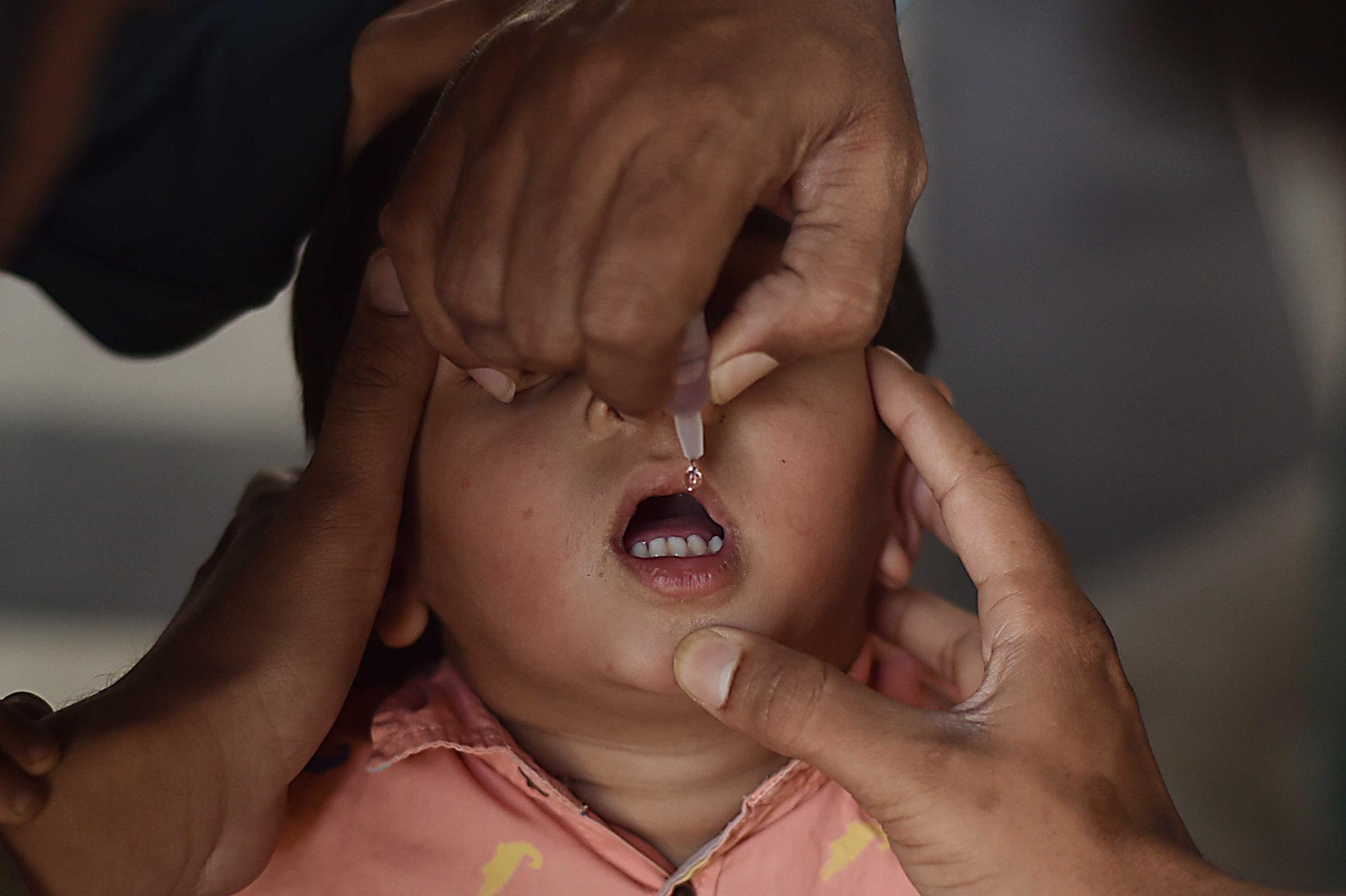 Un sanitario administra gotas contra la polio a un niño durante una campaña de vacunación contra la polio en Karachi, Pakistán, en una imagen del 18 de marzo de 2025. EFE/EPA/SHAHZAIB AKBER