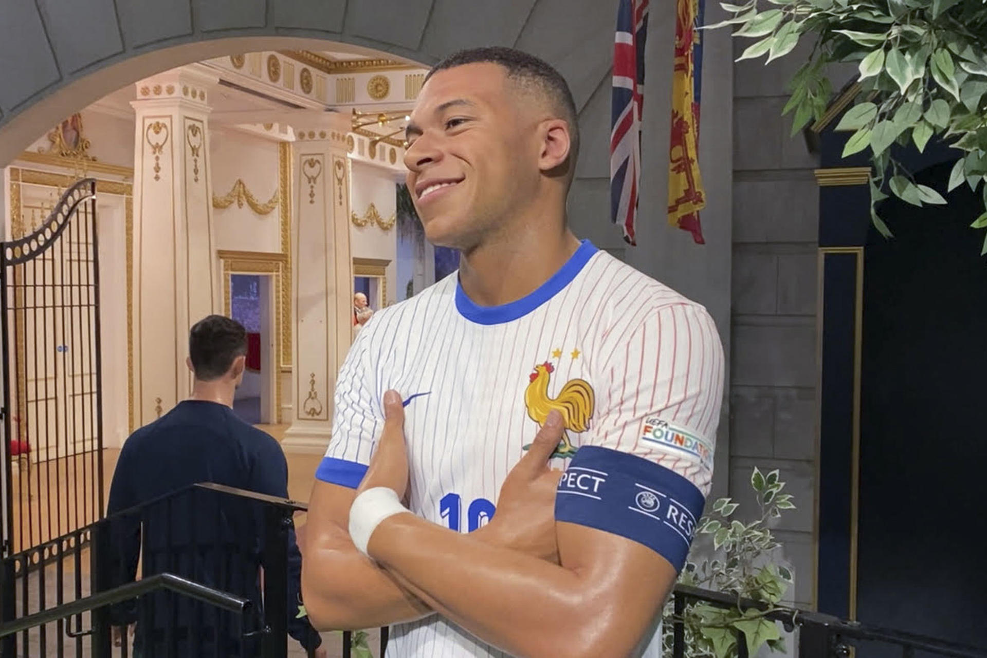 El museo de cera Madame Tussauds de Londres exhibe por primera vez al público desde este viernes la figura de cera del futbolista francés del Real Madrid Kylian Mbappé. EFE/Miguel Salvatierra