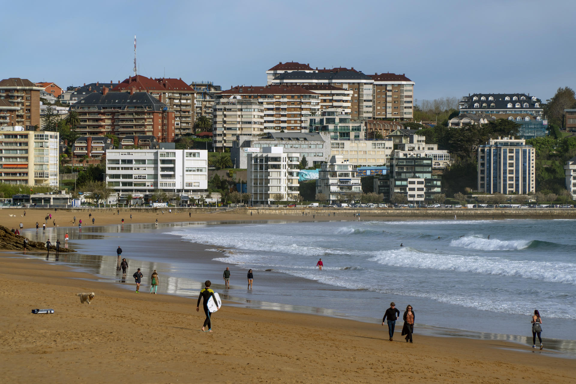 Varios surfistas y paseantes en la playa del Sardinero este miércoles en Santander La Agencia Estatal de Meteorología prevé para este miércoles en Cantabria intervalos nubosos que evolucionarán hacia cielo cubierto durante las horas centrales, con lluvias débiles o moderadas más frecuentes e intensas por la tarde, que podrían ir acompañadas de tormentas en el litoral. EFE/ Román G. Aguilera