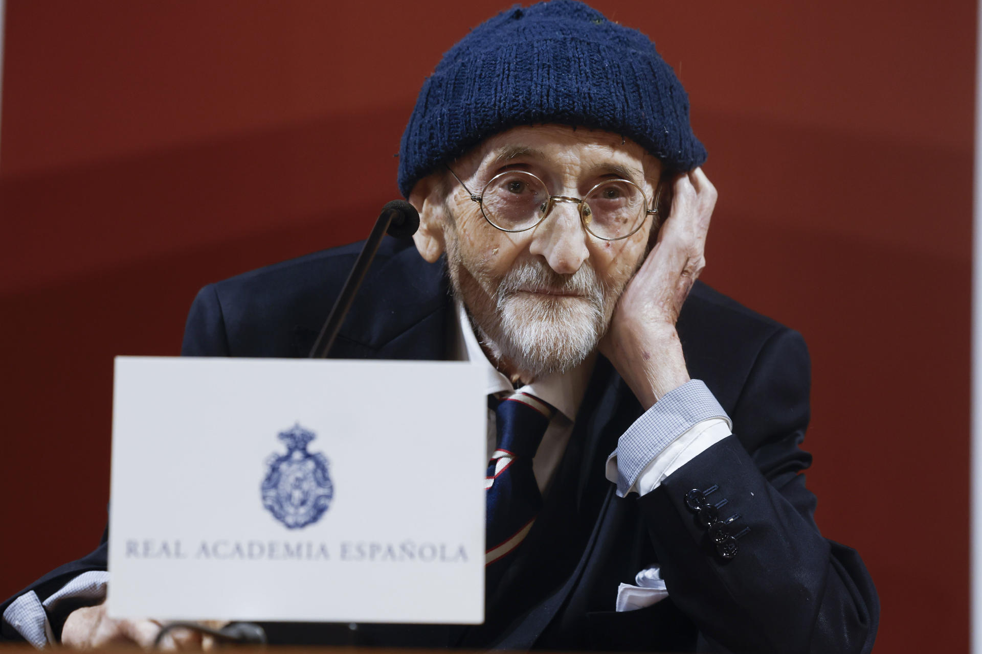 MADRID.- El escritor santanderino Álvaro Pombo, en una imagen de archivo de abril de 2024. EFE/ J.J. Guillén