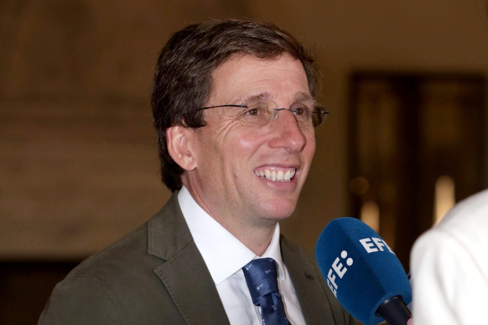 El alcalde de Madrid, José Luis Martínez-Almeida, habla durante una entrevista con EFE este martes en la sede del Ayuntamiento de Miami, Florida (EE.UU.). EFE/Marlon Pacheco