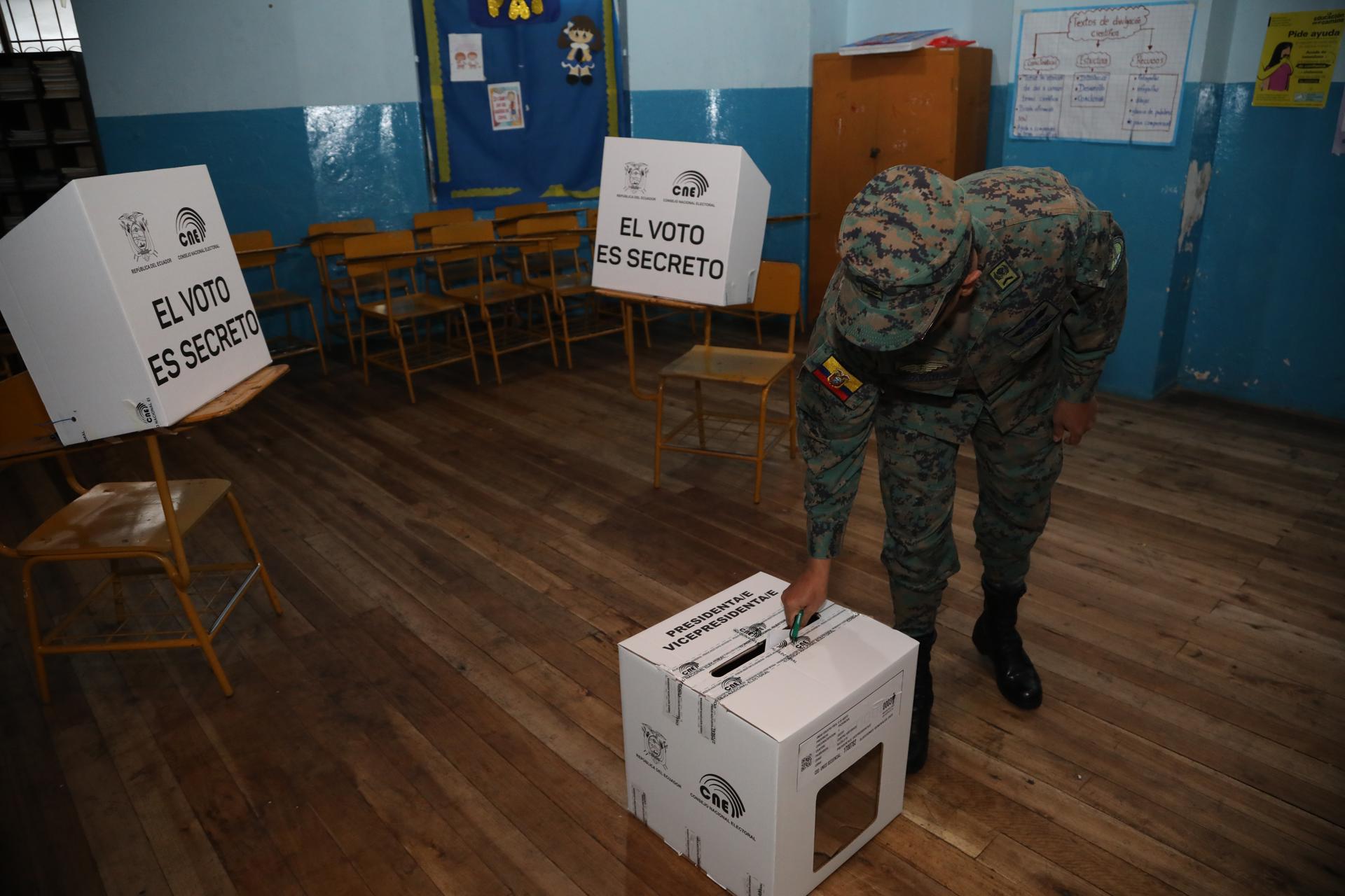 La votación de la segunda vuelta de las elecciones presidenciales de Ecuador comenzó este domingo para elegir a la persona que gobernará el país los próximos cuatro años (2025-2029), a lo que optan el actual presidente, el empresario Daniel Noboa, y la candidata del correísmo, la progresista Luisa González. EFE/Gianna Benalcazar