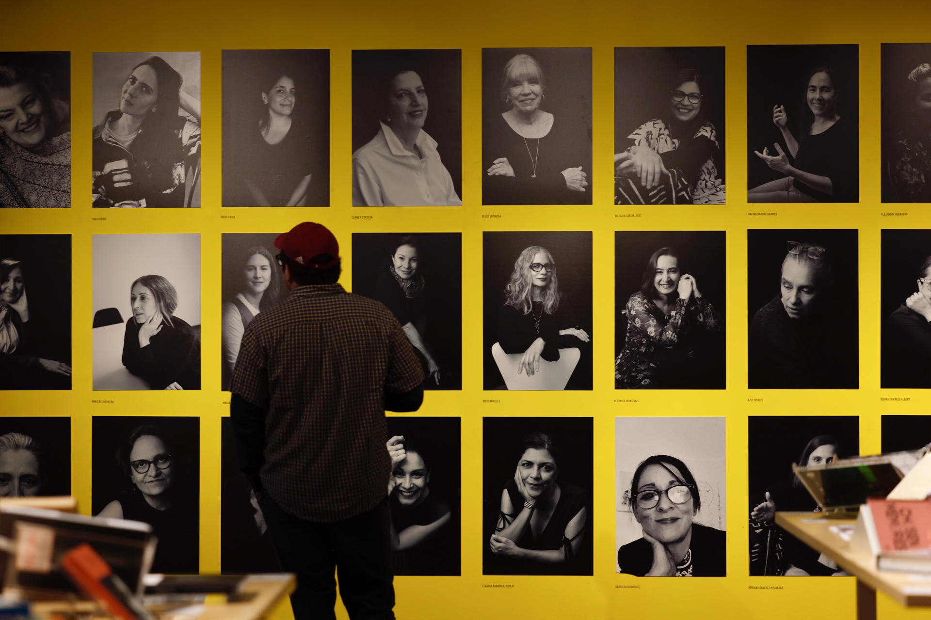 Una persona asiste a la exposición ‘Ellas diseñan. 1965 - 2025’ este jueves, en el Museo Franz Mayer, en Ciudad de México (México). EFE/ Sáshenka Gutiérrez
