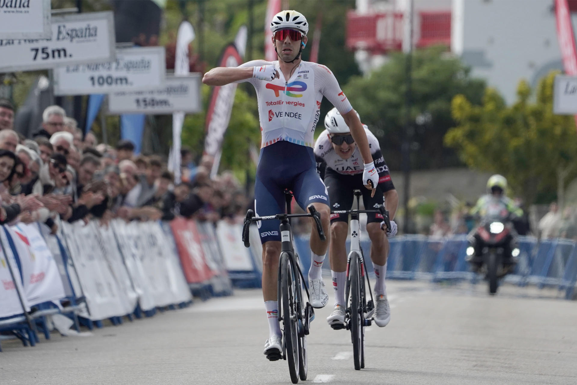 El ciclista belga Steff Cras (Total Energies) cruza la meta como vencedor este jueves en Llanes, durante la primera etapa de la 67ª Vuelta a Asturias tras un ajustado esprint en la recta final en la que superó al español Marc Soler (UAE Team Emirates).- EFE/Paco Paredes