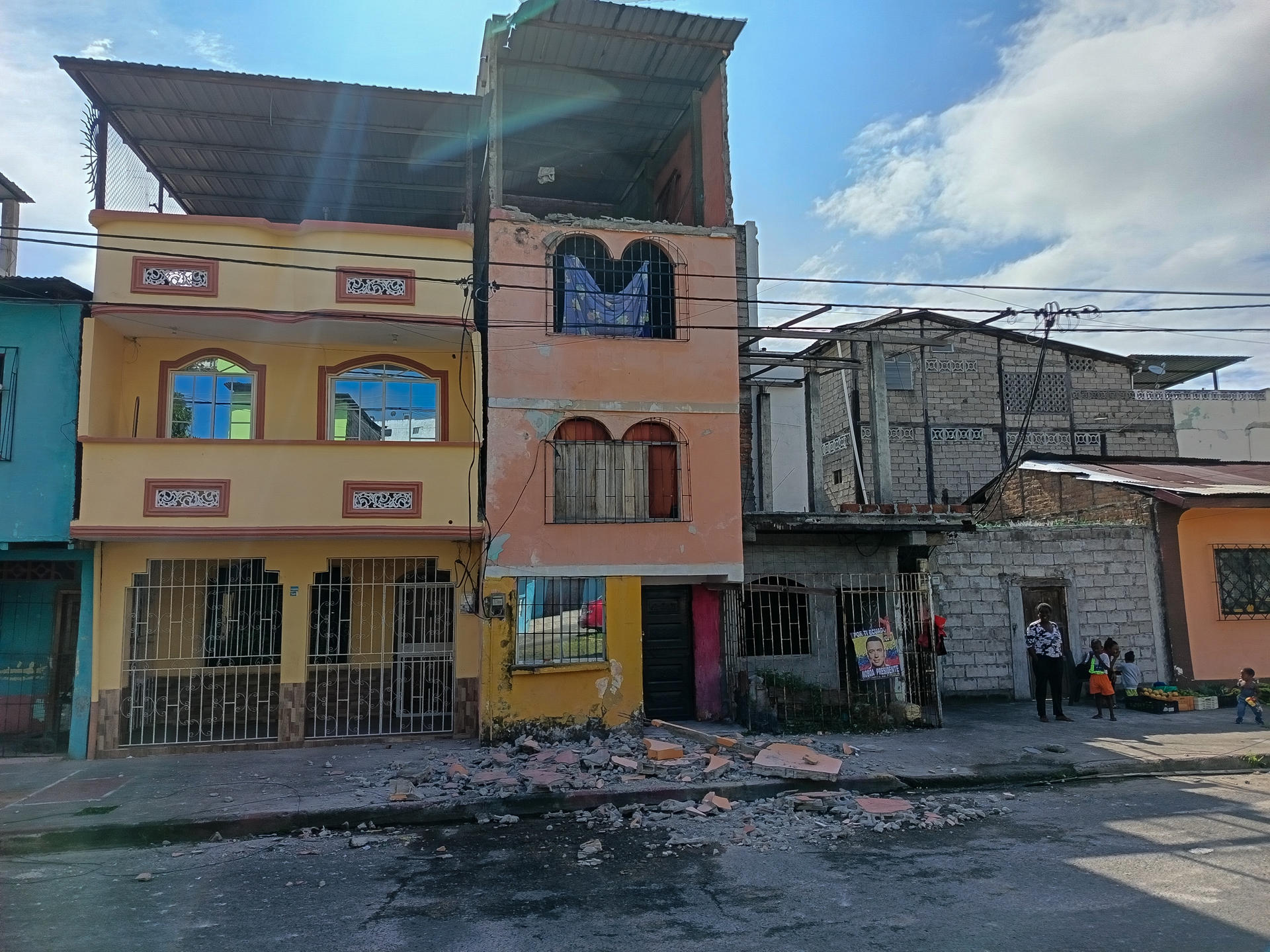 Fotografía de una casa a la que se le derrumbo parte de la fachada tras un sismo este viernes, en Esmeraldas (Ecuador). EFE/ Jorge Demera
