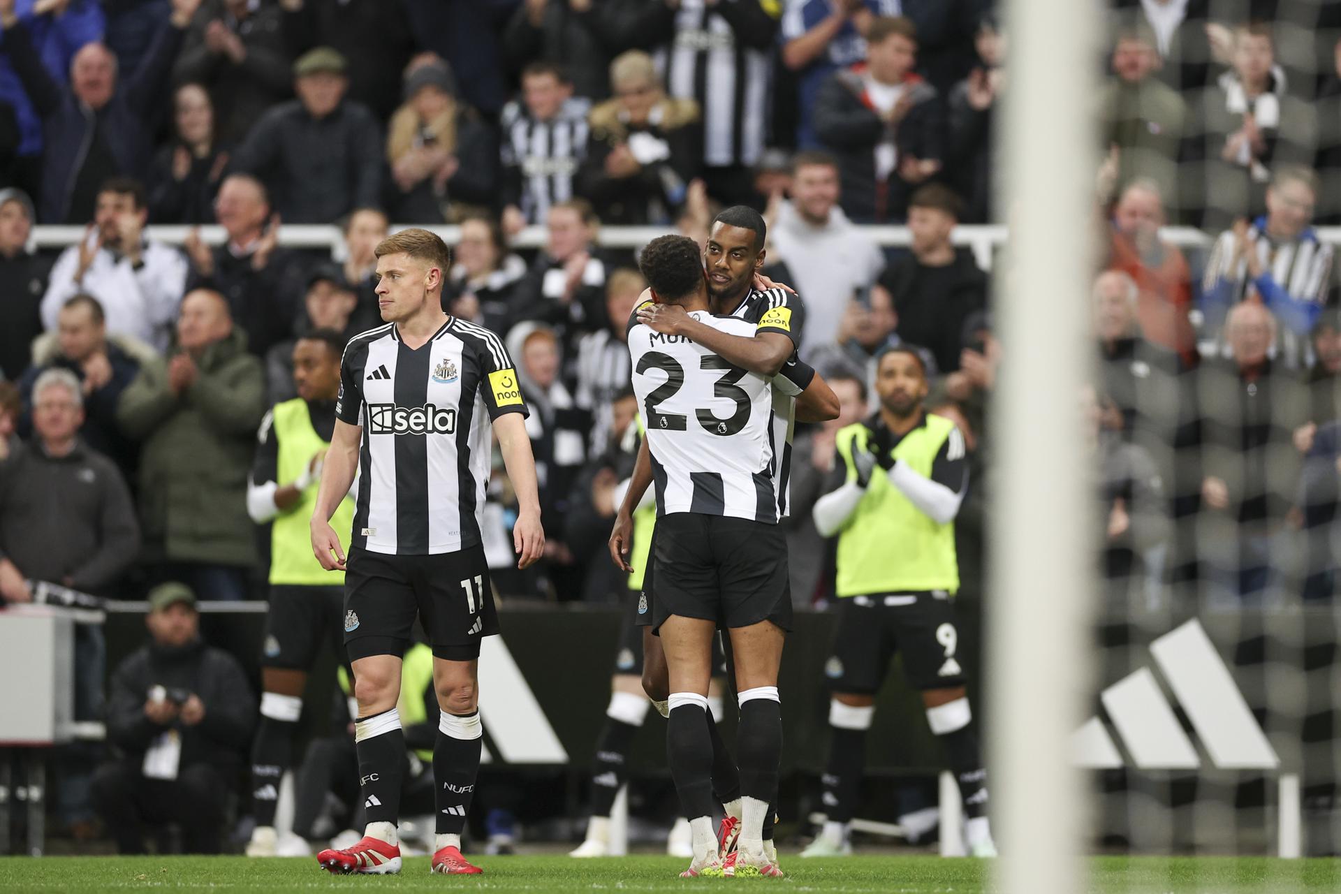 El jugador Alexander Isak, del Newcastle United (d), celebra con sus compñaeros un gol durante el partido de la Premier League que han jugado Newcastle United y Crystal Palace, en Newcastle, Reino Unido. EFE/EPA/ADAM VAUGHAN