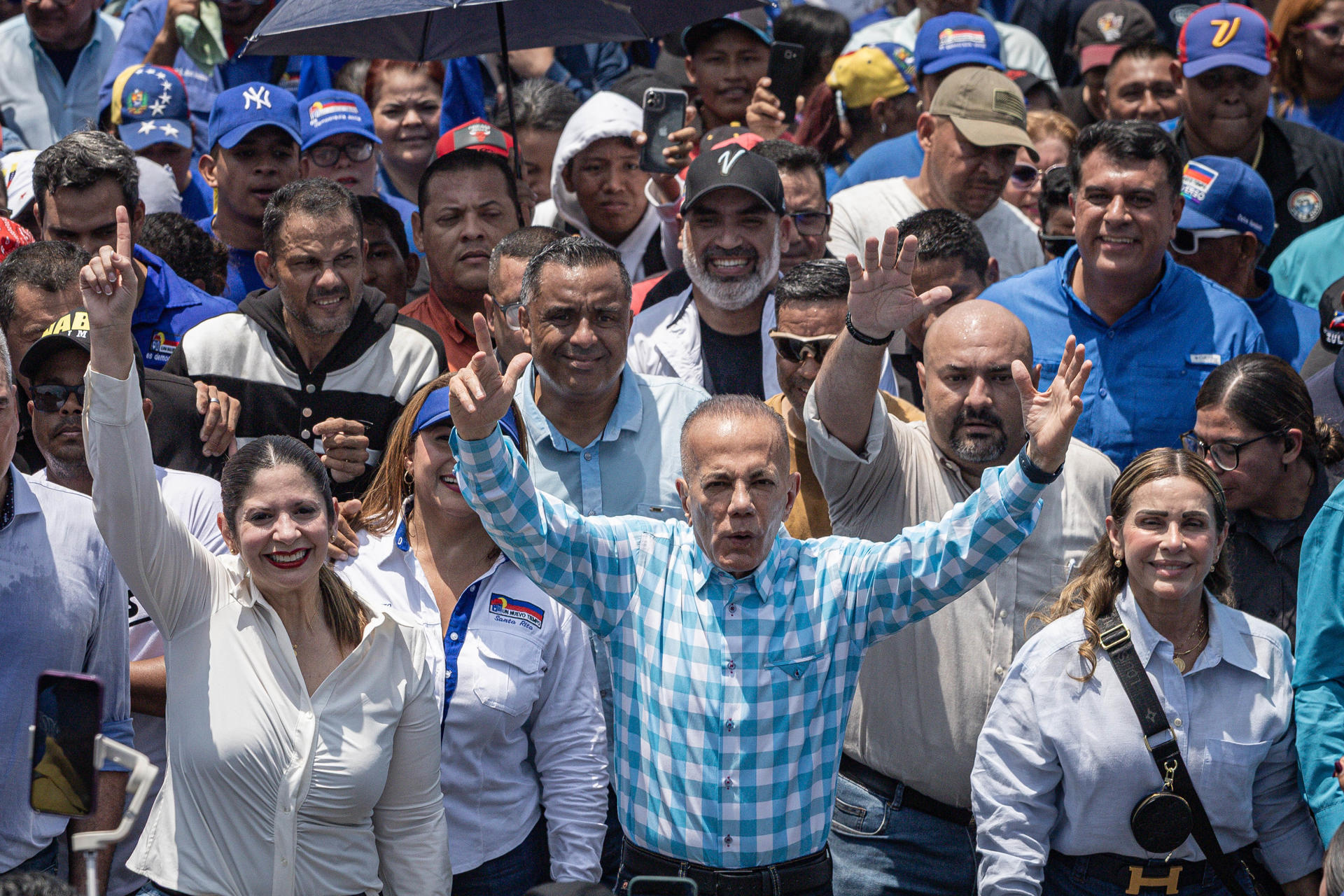 El gobernador del estado venezolano de Zulia (noroeste), el opositor Manuel Rosales (c), marcha hacia la oficina del CNE para inscribir su candidatura este sábado, en Maracaibo (Venezuela). EFE/ Henry Chirinos