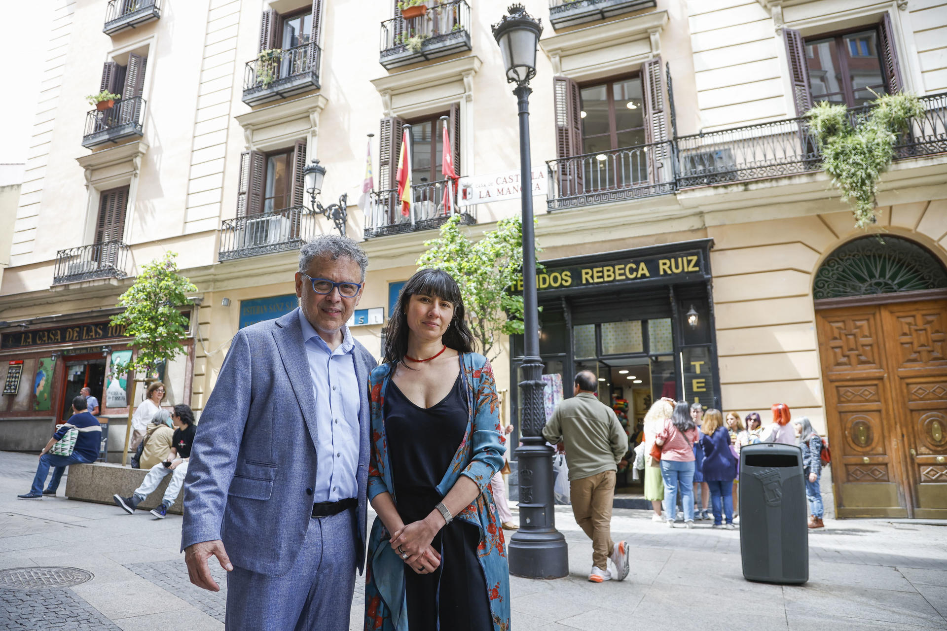 Los creadores de la serie "Cien años de Soledad", José Rivera y Natalia Santa durante una entrevista con la Agencia Efe previa a la XII edición de los Premios Platino de cine iberoamericano, cuya gala se celebra mañana, 27 de abril, en Madrid. EFE/David Fernández