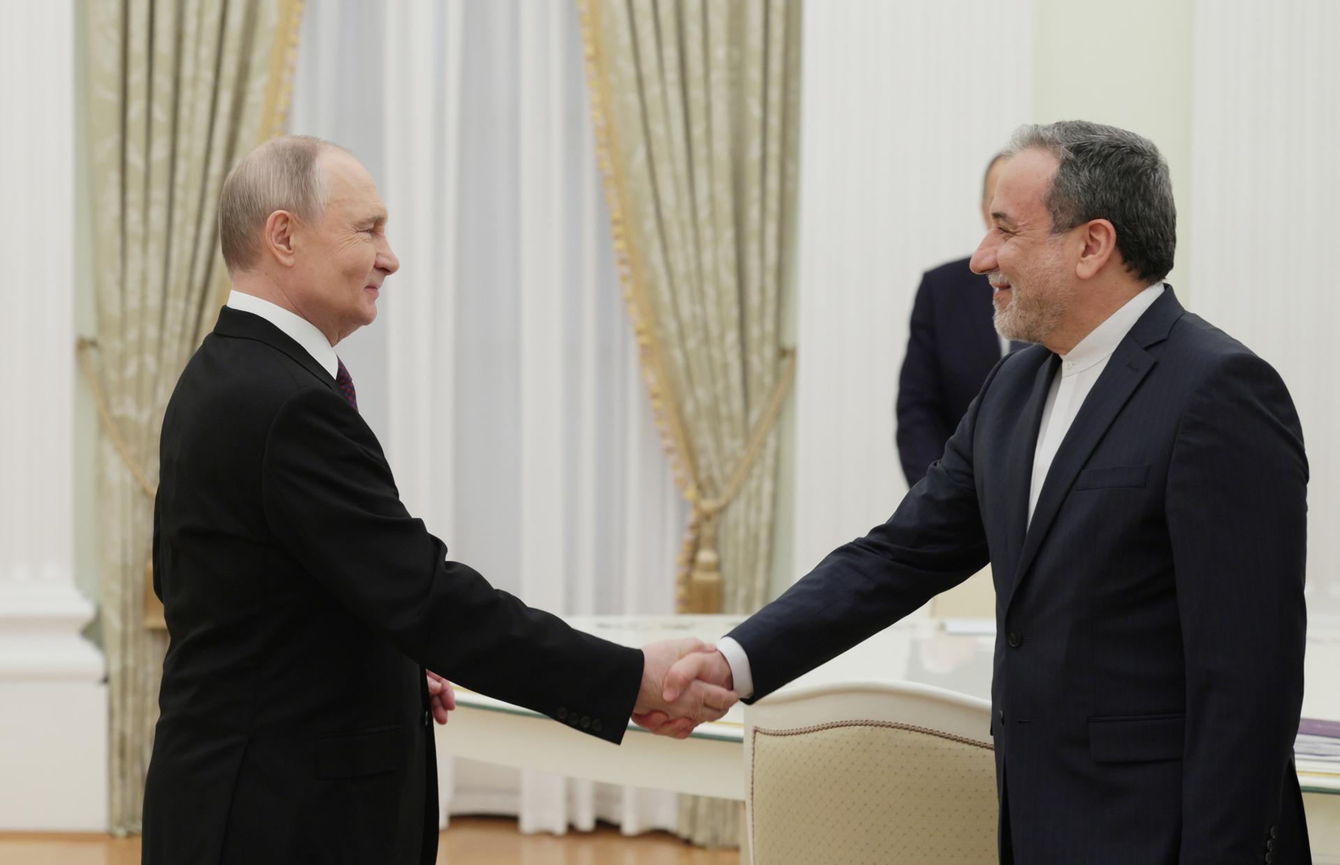 El presidente ruso Vladimir Putin (I) recibe al ministro de Relaciones Exteriores de Irán, Seyed Abbas Araghchi (D), antes de una reunión en el Kremlin en Moscú, Rusia, 17 de abril de 2025. Seyed Abbas Araghchi está en una visita de trabajo de dos días en Moscú. (Rusia, Moscú) EFE/EPA/GAVRIIL GRIGOROV / SPUTNIK / KREMLIN POOL CRÉDITO OBLIGATORIO
