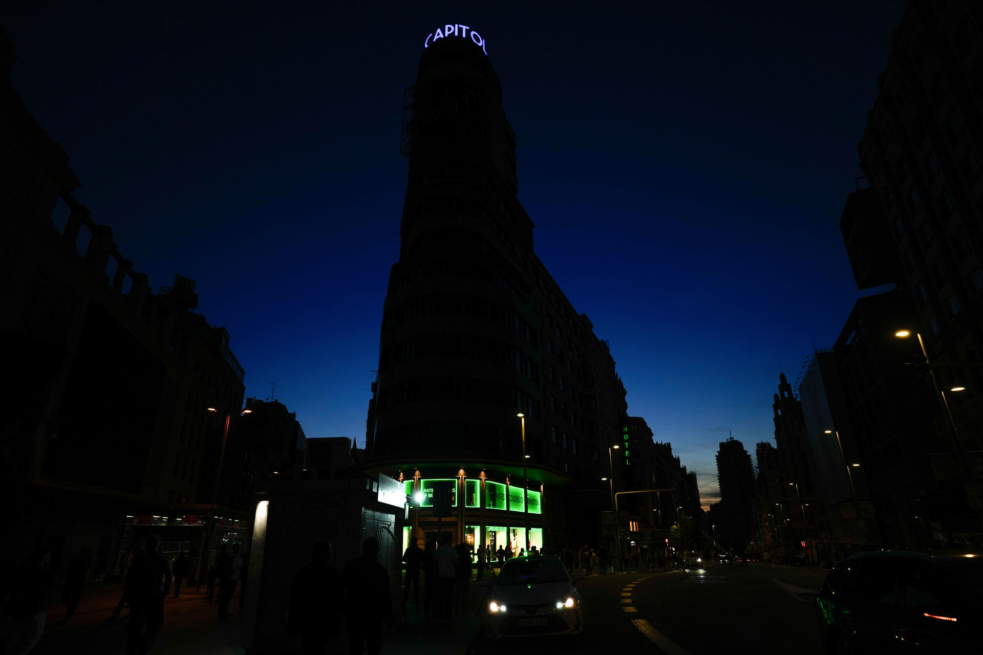 Fotografía de la Gran Vía sin luz este lunes durante el apagón masivo del sistema eléctrico en Madrid. EEFE/Borja Sánchez-Trillo