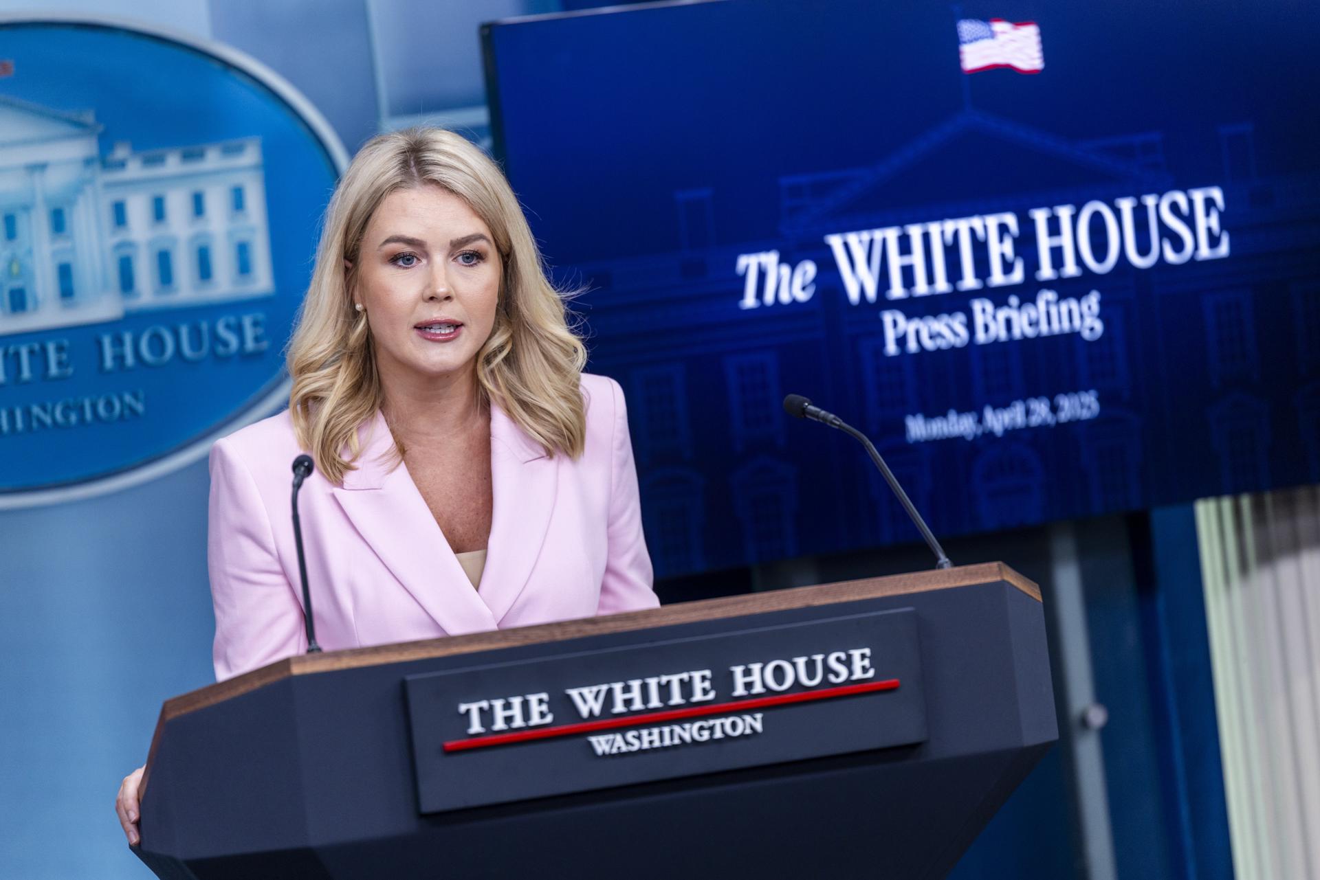 La Secretaria de Prensa de la Casa Blanca, Karoline Leavitt, responde a una pregunta de los medios de comunicación, durante una conferencia de prensa en la Casa Blanca en Washington, DC, EE.UU., el 28 de abril de 2025.  EFE/SHAWN THEW