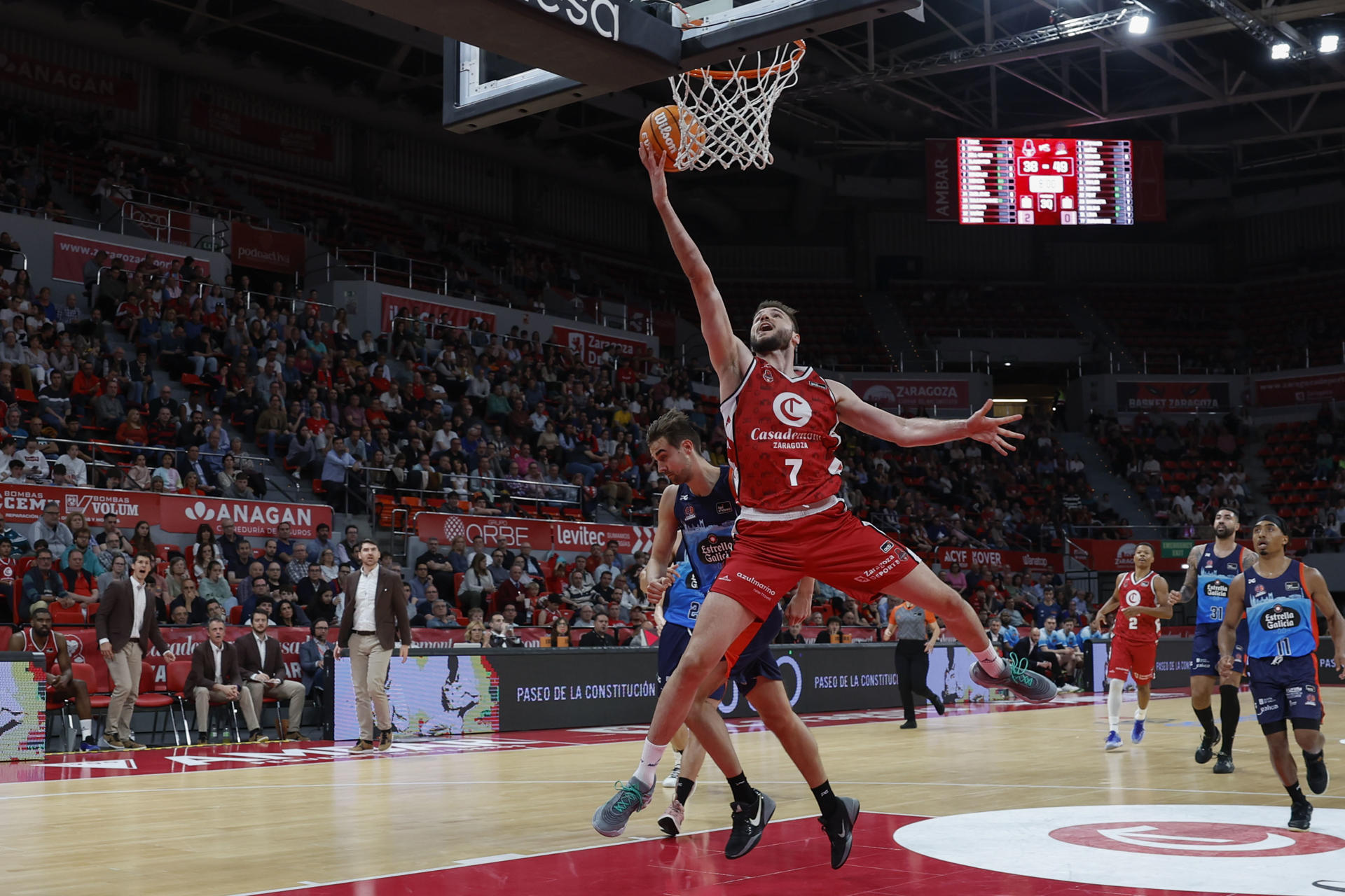 El escolta de Casademont Zaragoza, Miguel González (d), entra a canasta durante el partido de la Liga Endesa de baloncesto que Casademont Zaragoza y Leyma Coruña disputaron en la capital aragonesa. EFE/Javier Cebollada