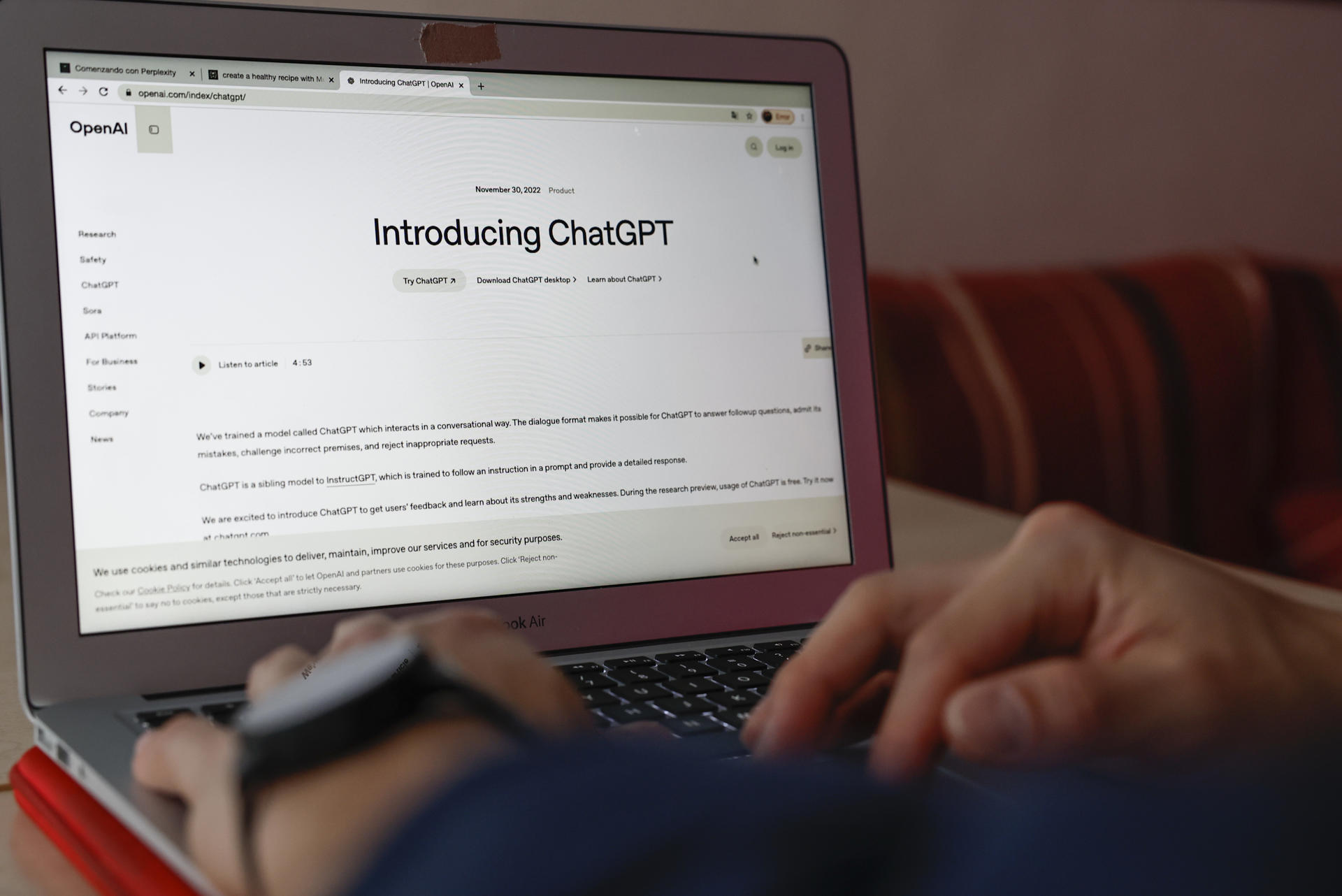 Fotografía de archivo de una persona al utilizar ChatGPT, la aplicación de chatbot de inteligencia artificial de la compañía OpenAI. EFE/Ballesteros