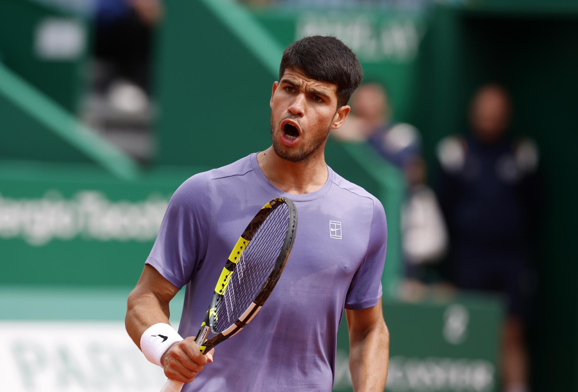 El tenista español Carlos Alcaraz durante la semifinal del torneo de Monte Carlo, disputada contra el también español Alejandro Davidovich Fokina. EFE/EPA/SEBASTIEN NOGIER