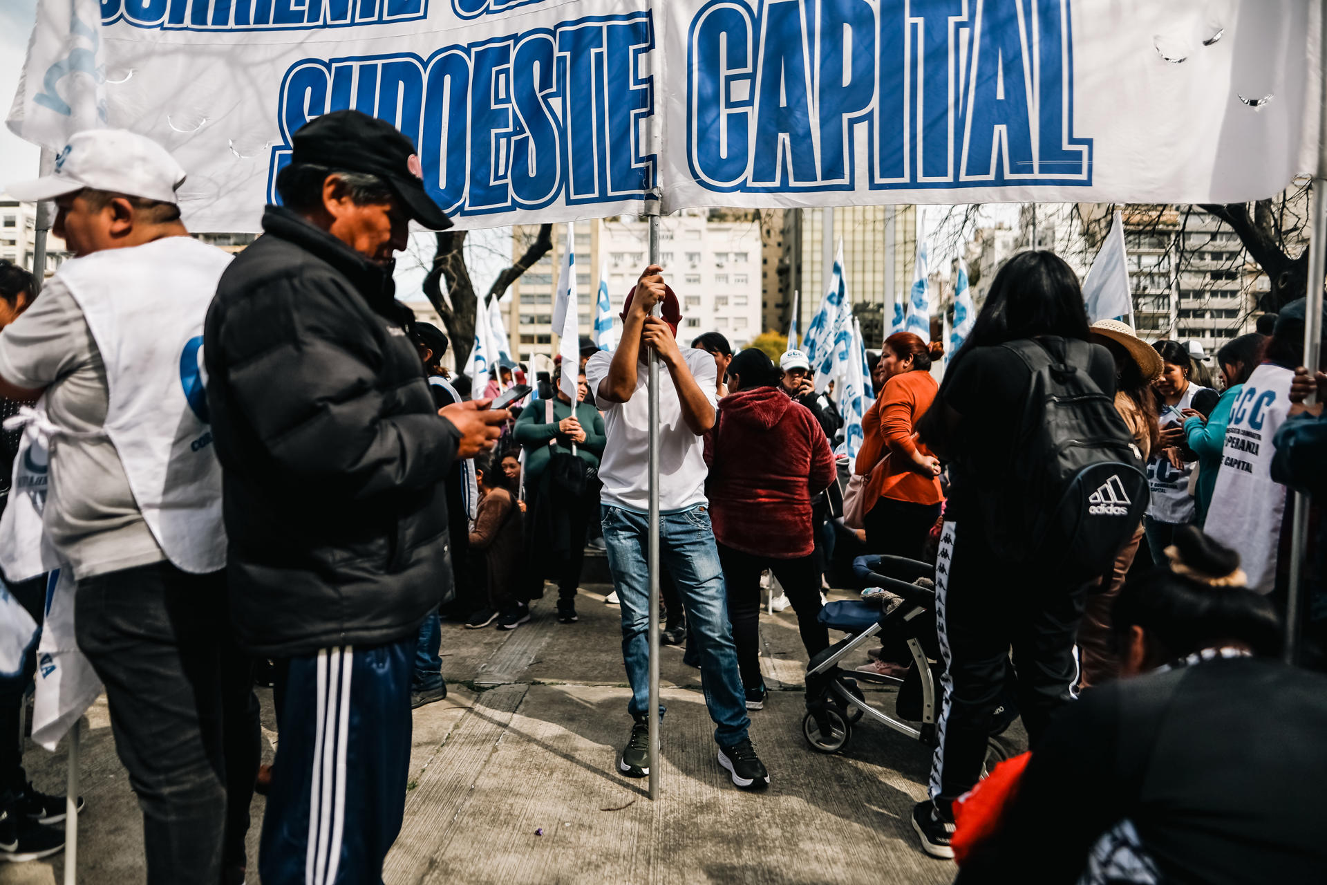 Fotografía de archivo de un grupo de trabajadores e integrantes de organizaciones sociales, al protestar frente a la sede del ministerio de Capital Humano, en Buenos Aires (Argentina). EFE/Juan Ignacio Roncoroni