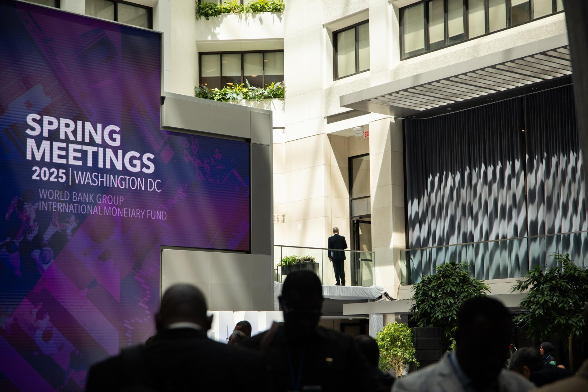 Fotografía del 22 de abril de 2025 del visitantes y personal que asiste a las Reuniones de Primavera 2025 del FMI y el Banco Mundial en la sede del FMI en Washington, DC, EE.UU. EFE/MAANSI SRIVASTAVA