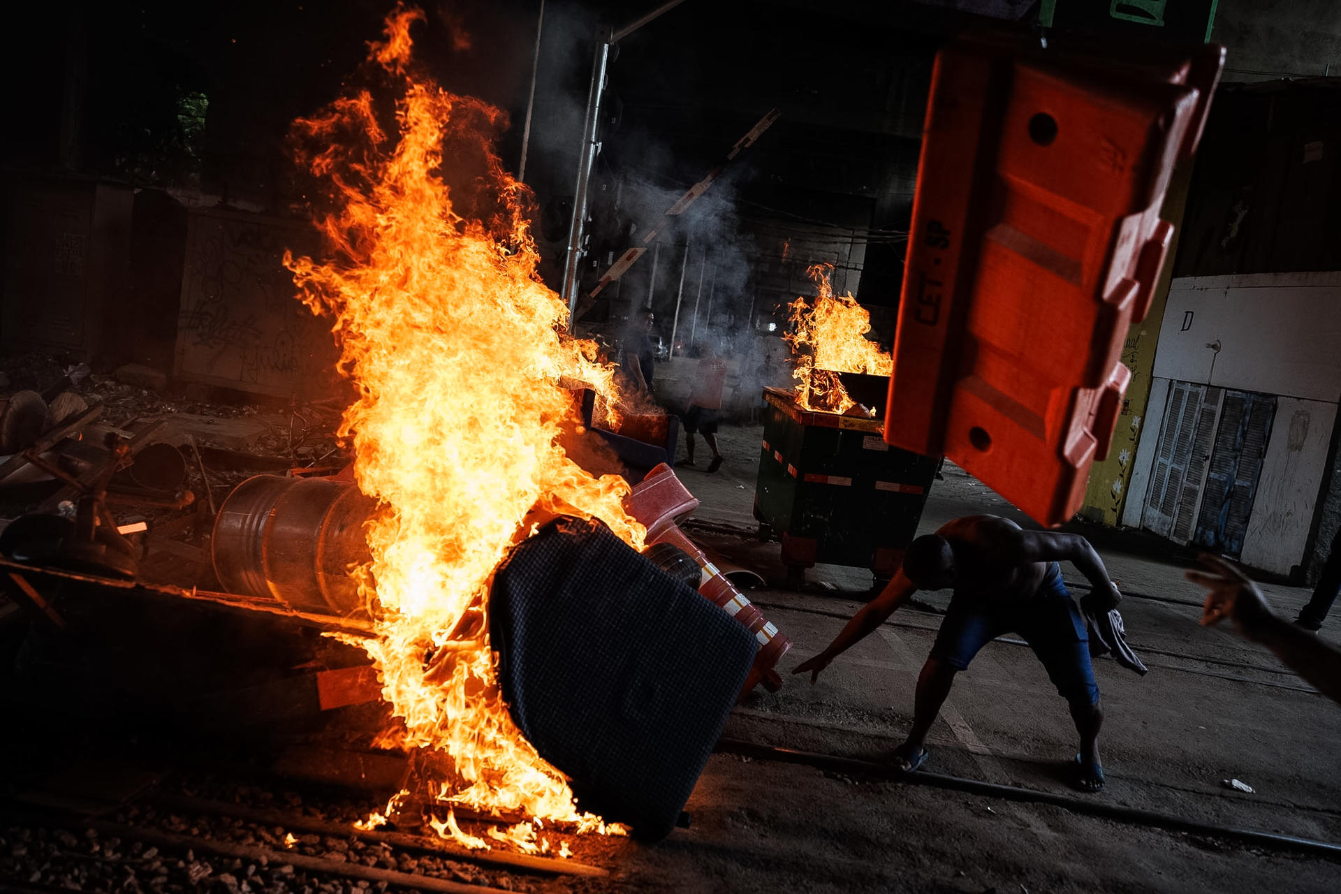 Un hombre reacciona junto a una barricada este viernes, en la favela de Moinho durante una intervención de la policía militar en Sao Paulo (Brasil). EFE/ Isaac Fontana