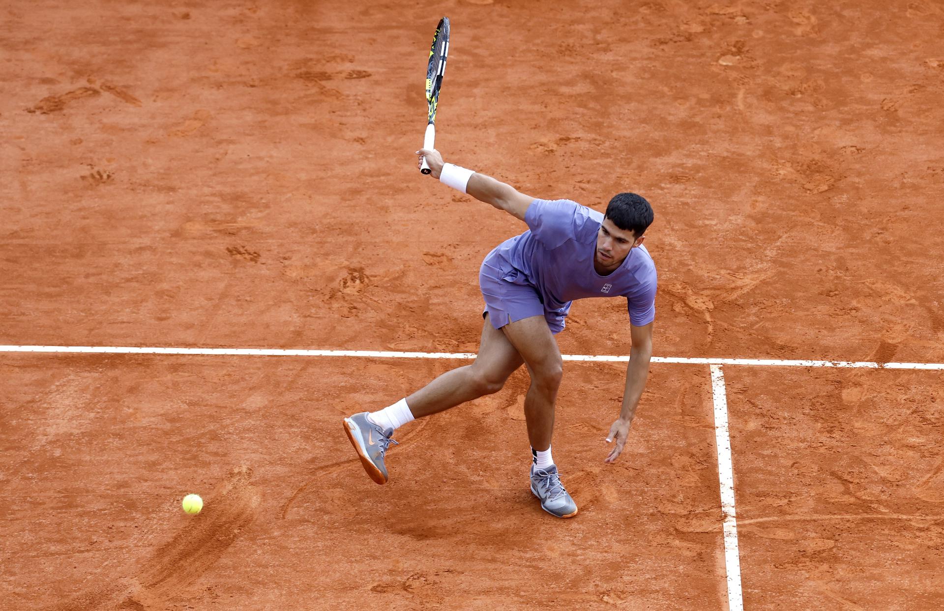El tenista español Carlos Alcaraz en acción durante su partido de segunda ronda que le ha enfrentado al argentino Francisco Cerundolo (fuera de imagen) en Montecarlo. EFE/EPA/SEBASTIEN NOGIER
