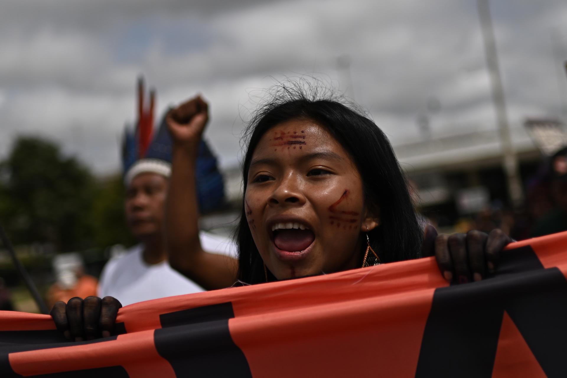 Una indígena participa durante una manifestación este martes, en Brasilia (Brasil). Indígenas de diferentes etnias participaron en la XXI edición del Campamento Tierra Libre (ATL), el mayor encuentro indígena de Brasil. EFE/ Andre Borges