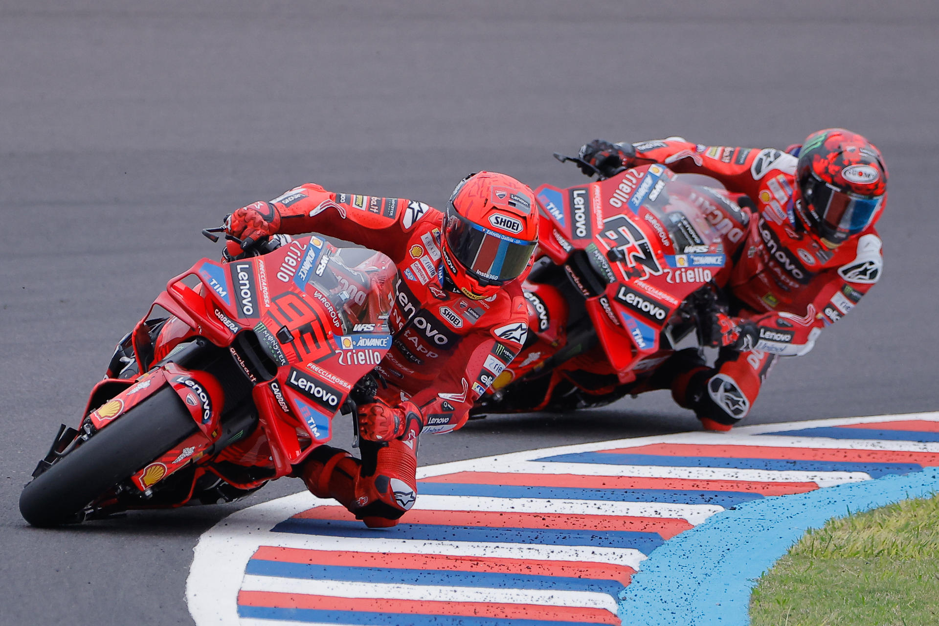 El español Marc Márquez (i) y el italiano Franceso Bagnaia, durante la clasificación del Gran Premio de Argentina de MotoGP. EFE/ Juan Ignacio Roncoroni